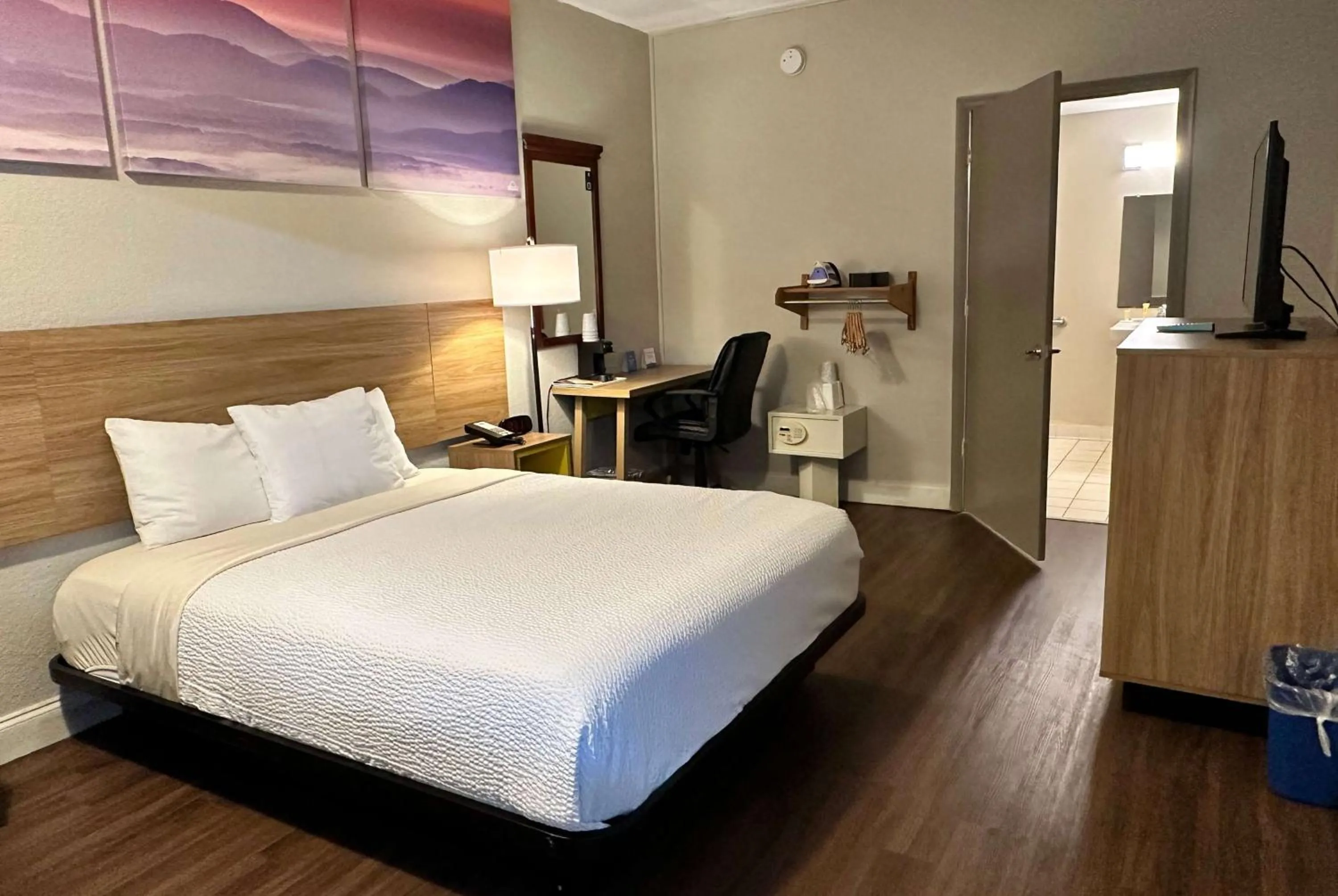 Photo of the whole room, Bed in Days Inn by Wyndham St Augustine I-95-Outlet Mall