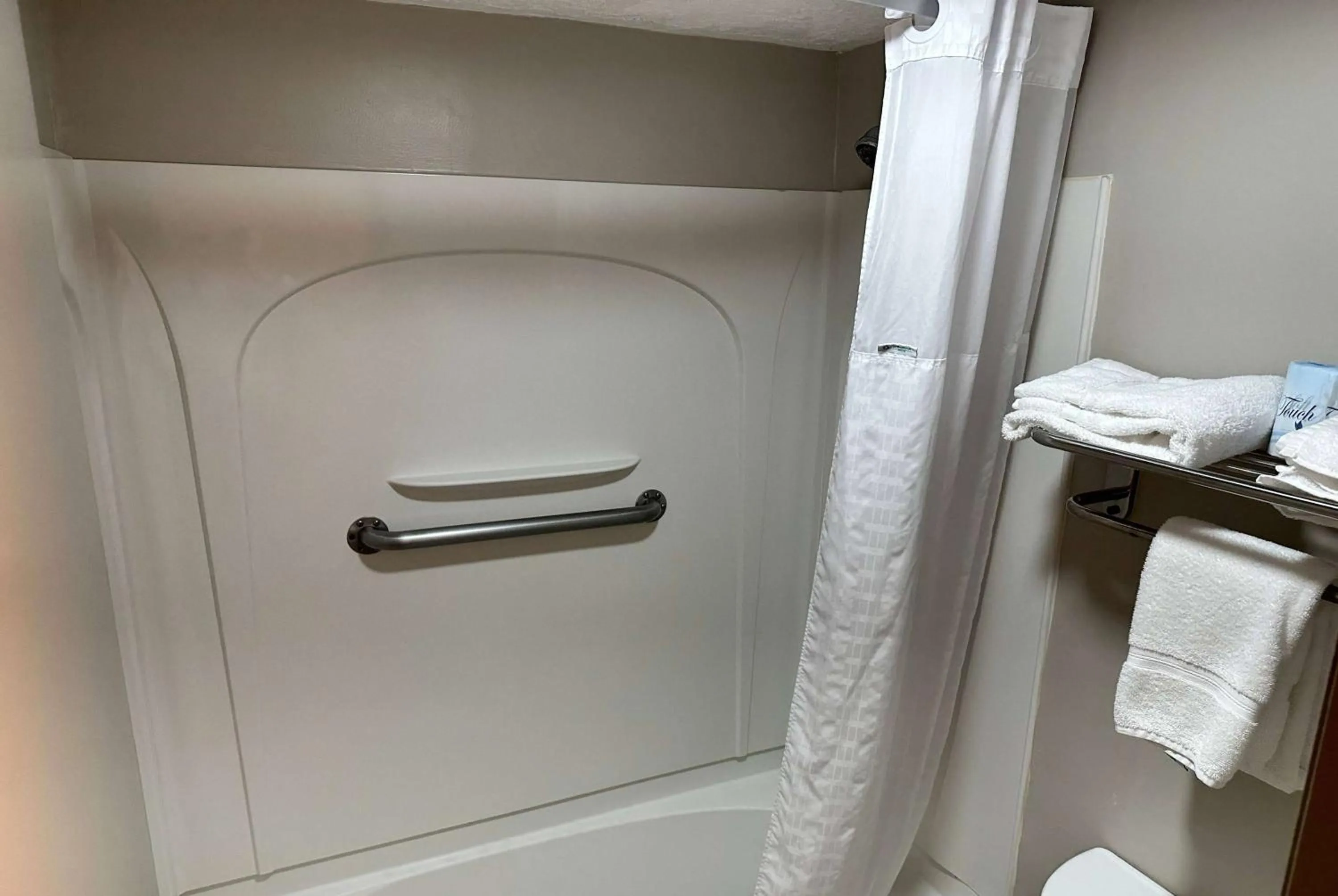 TV and multimedia in Days Inn by Wyndham St Augustine I-95-Outlet Mall