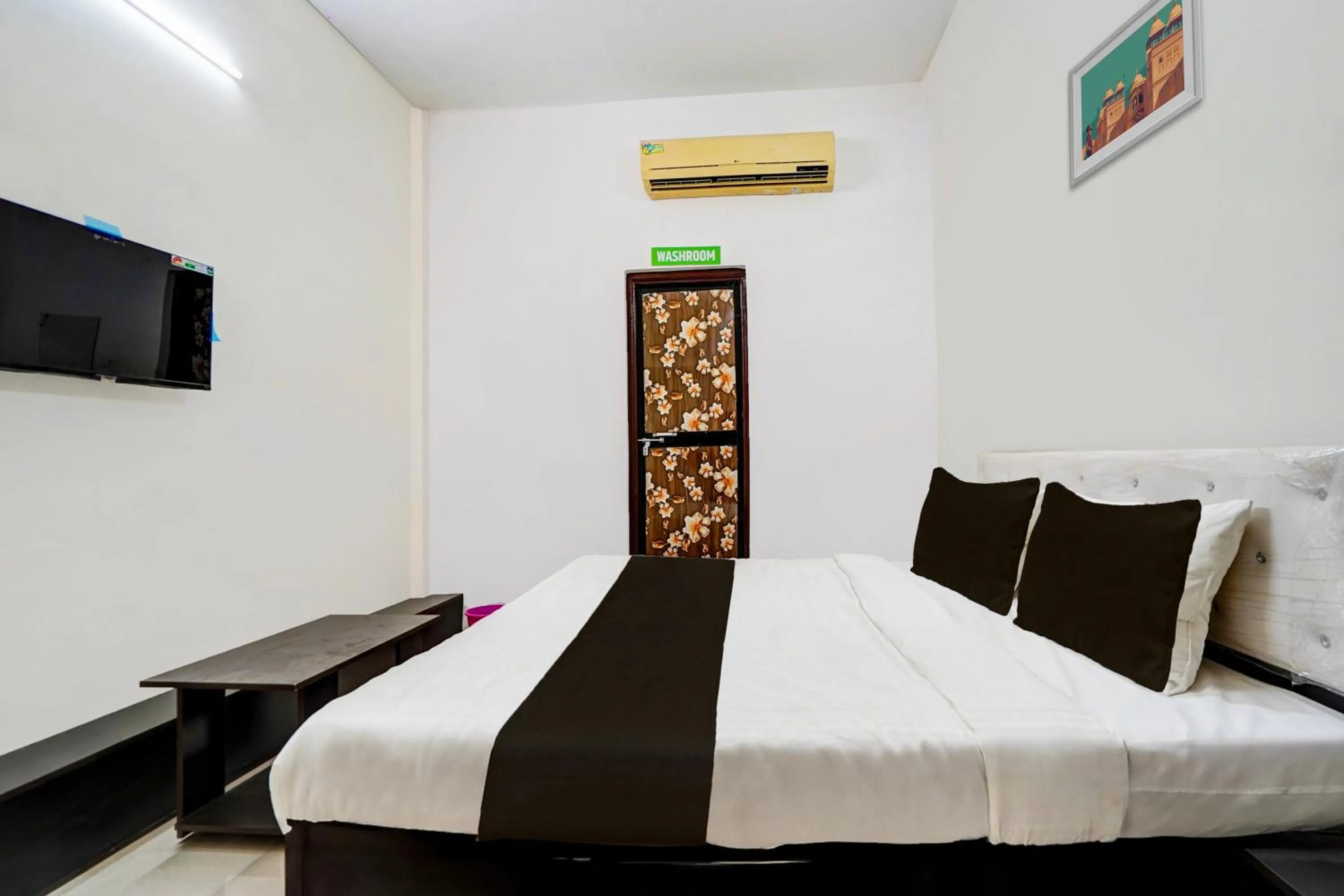 Bathroom, Bed in Hotel O Airport Imperial