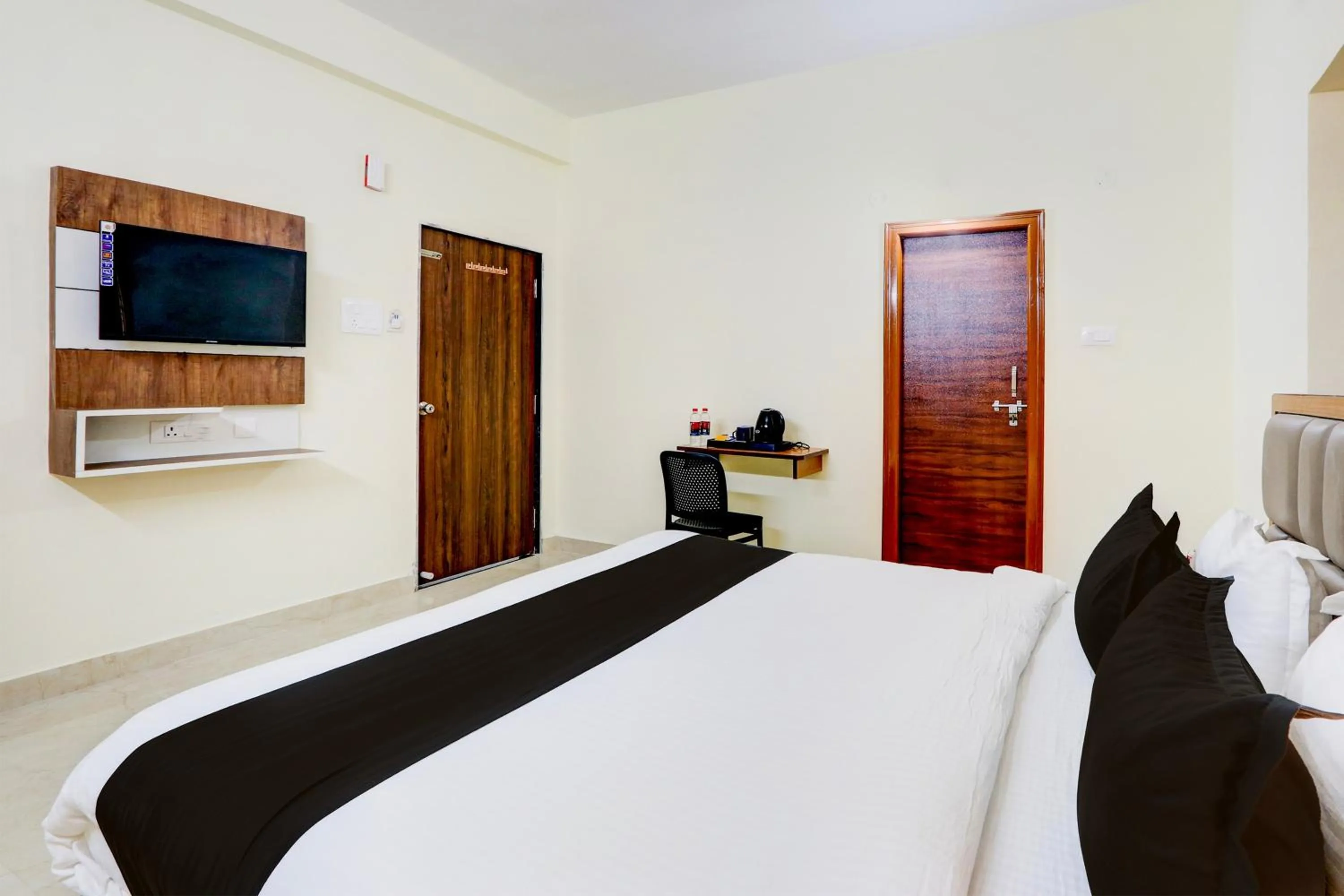 Bedroom, Bed in Super Townhouse Nirvana Elite