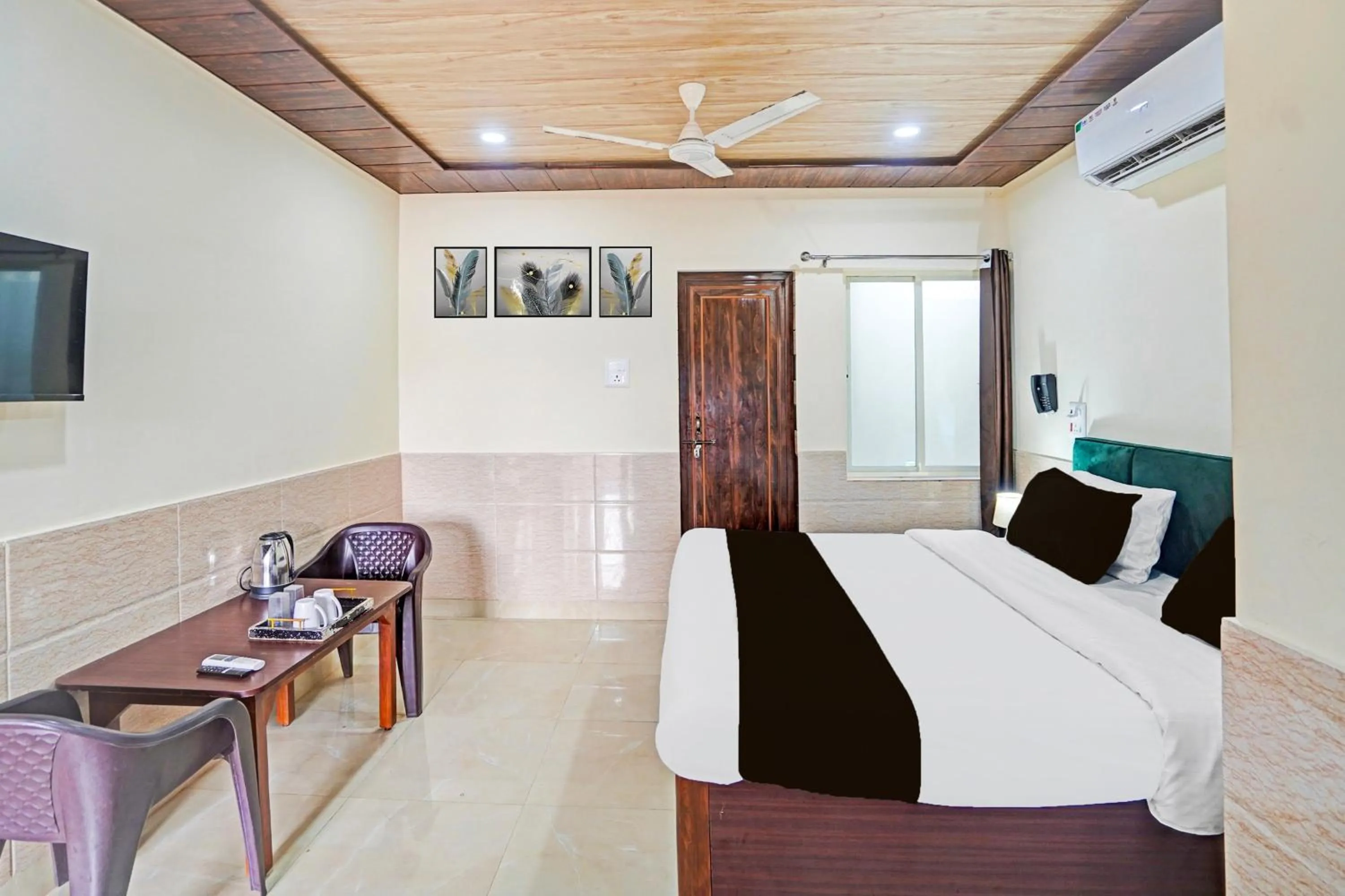 Bedroom, Bed in Super Hotel O Varanasi Banaras Junction Formerly Girija Palace