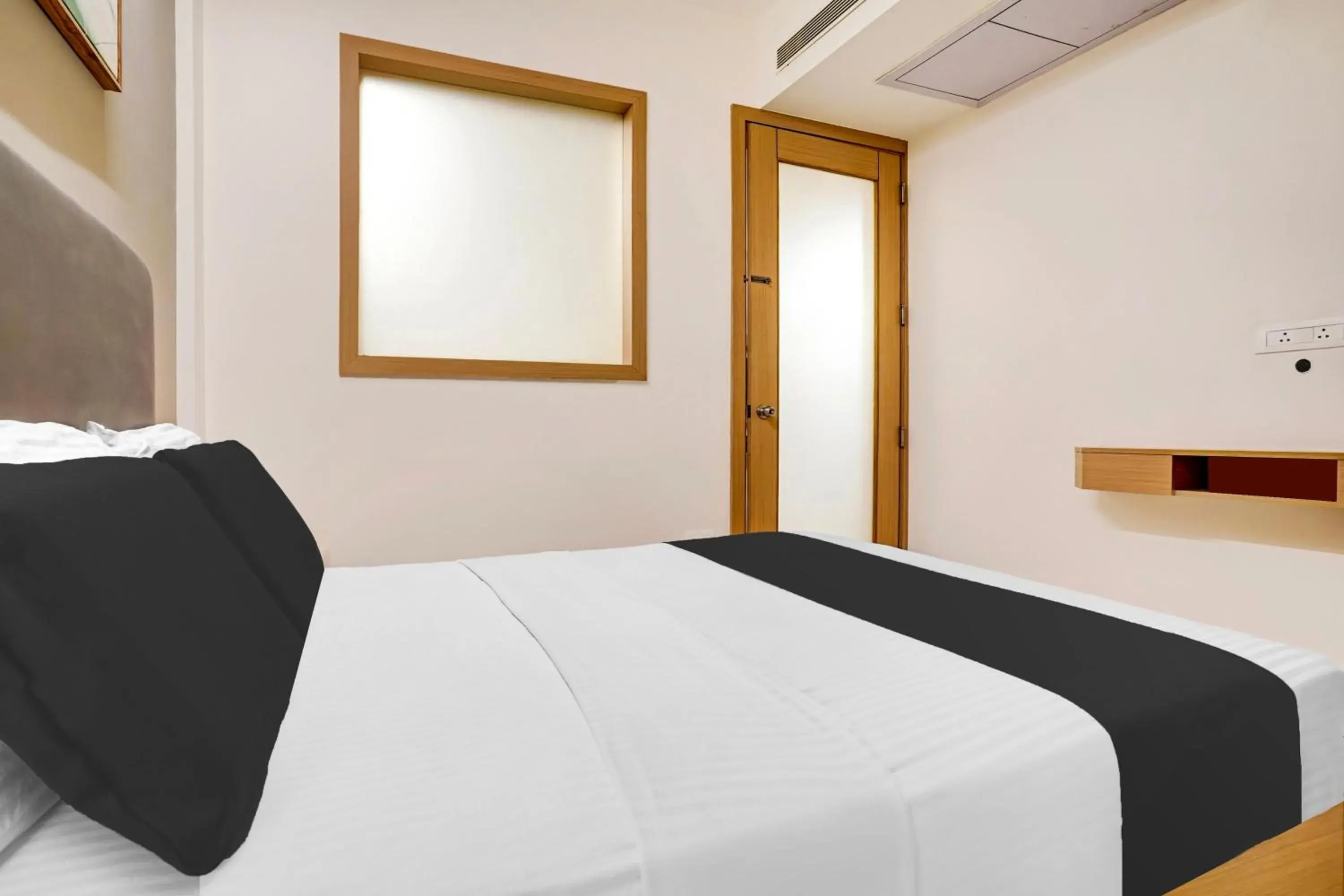 Bedroom, Bed in Super Collection O Metro Park Opposite Kalasipalya Bus stand Bedroom, Bed in Super Collection O Metro Park Opposite Kalasipalya Bus stand