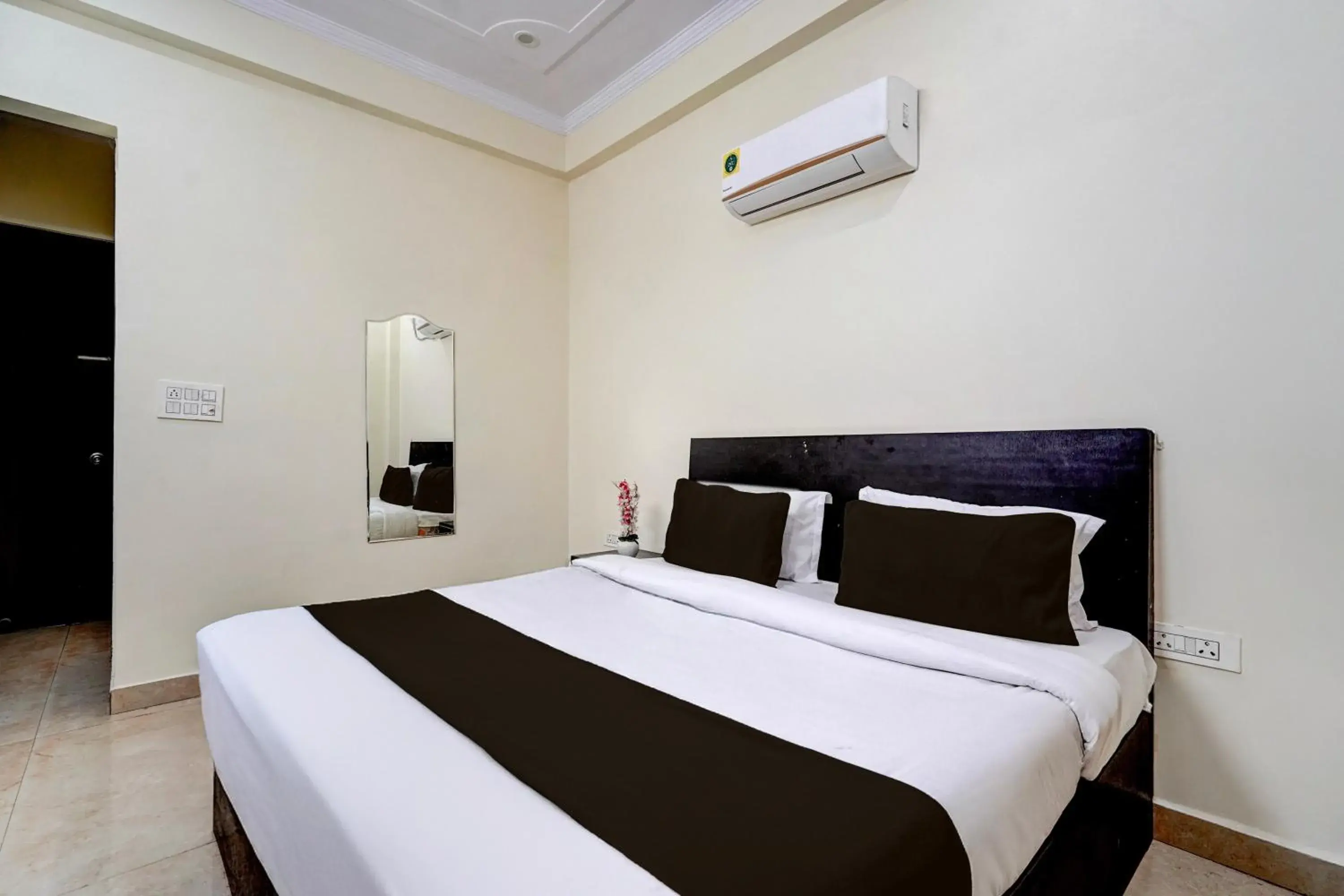 Deluxe Triple Room - single occupancy in Super Hotel O Railway Station Road Formerly Alwar Delight Deluxe Triple Room - single occupancy in Super Hotel O Railway Station Road Formerly Alwar Delight