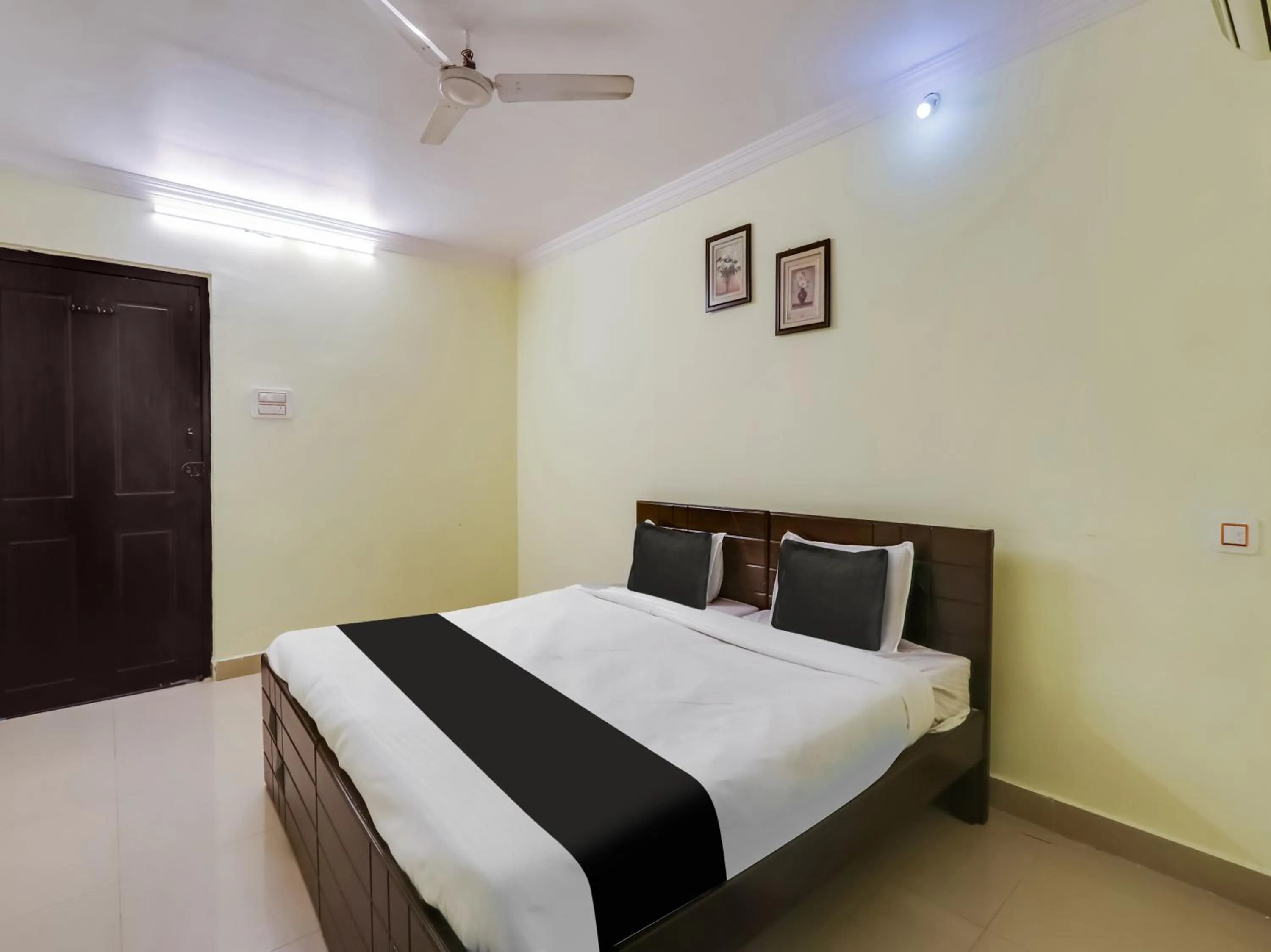 Bedroom, Bed in Super Hotel O SS ELITE