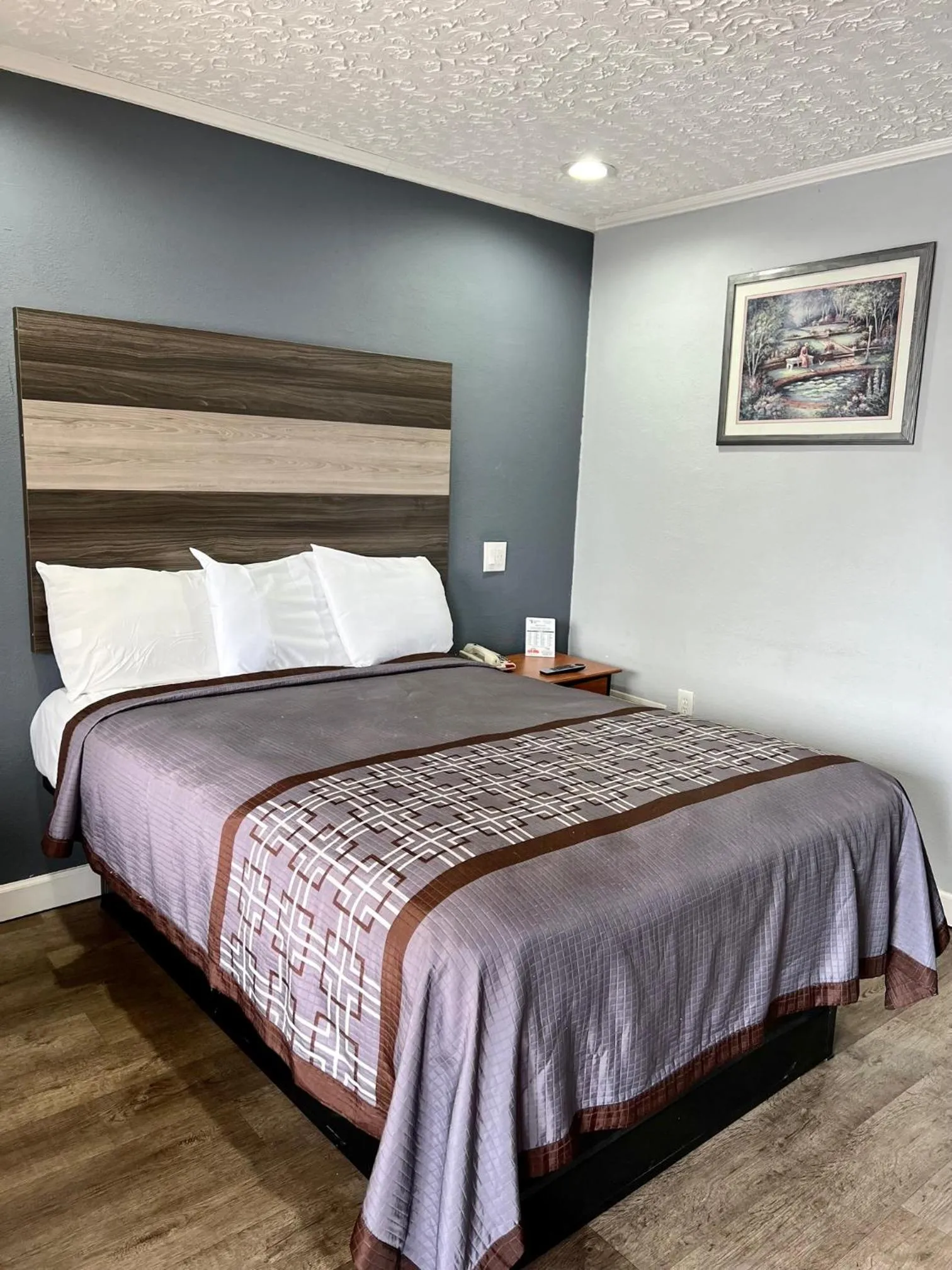 Bed in Knights Inn Madison Heights