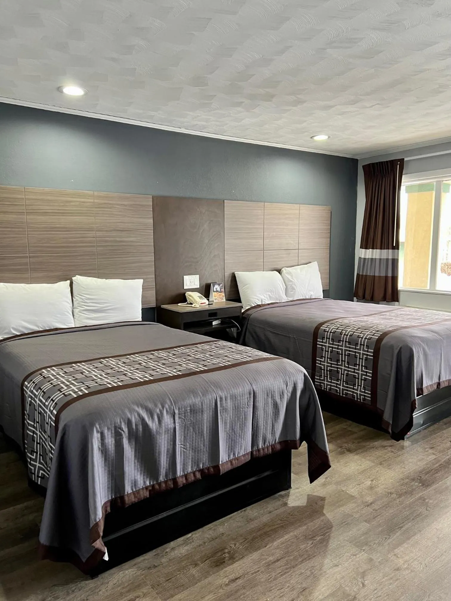 Bed in Knights Inn Madison Heights