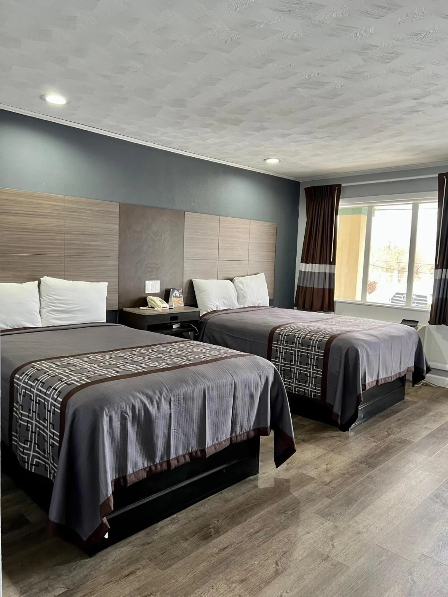 Bed in Knights Inn Madison Heights