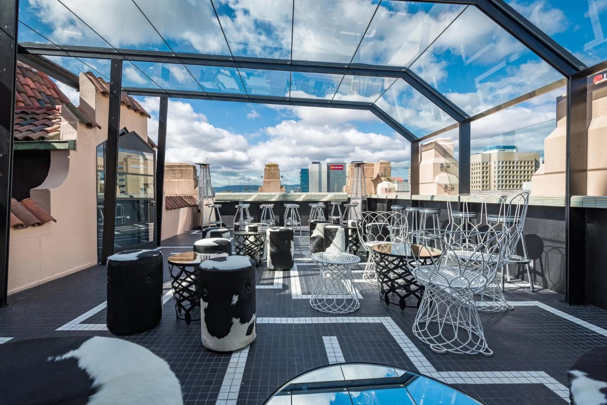 Lounge or bar in Mayfair Hotel Adelaide by IHG