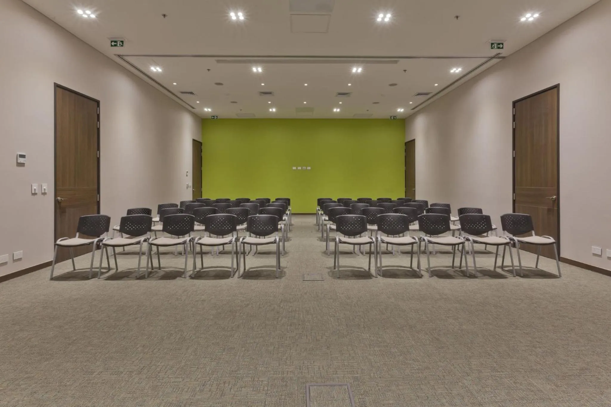 Meeting/conference room in Holiday Inn Express Yopal by IHG