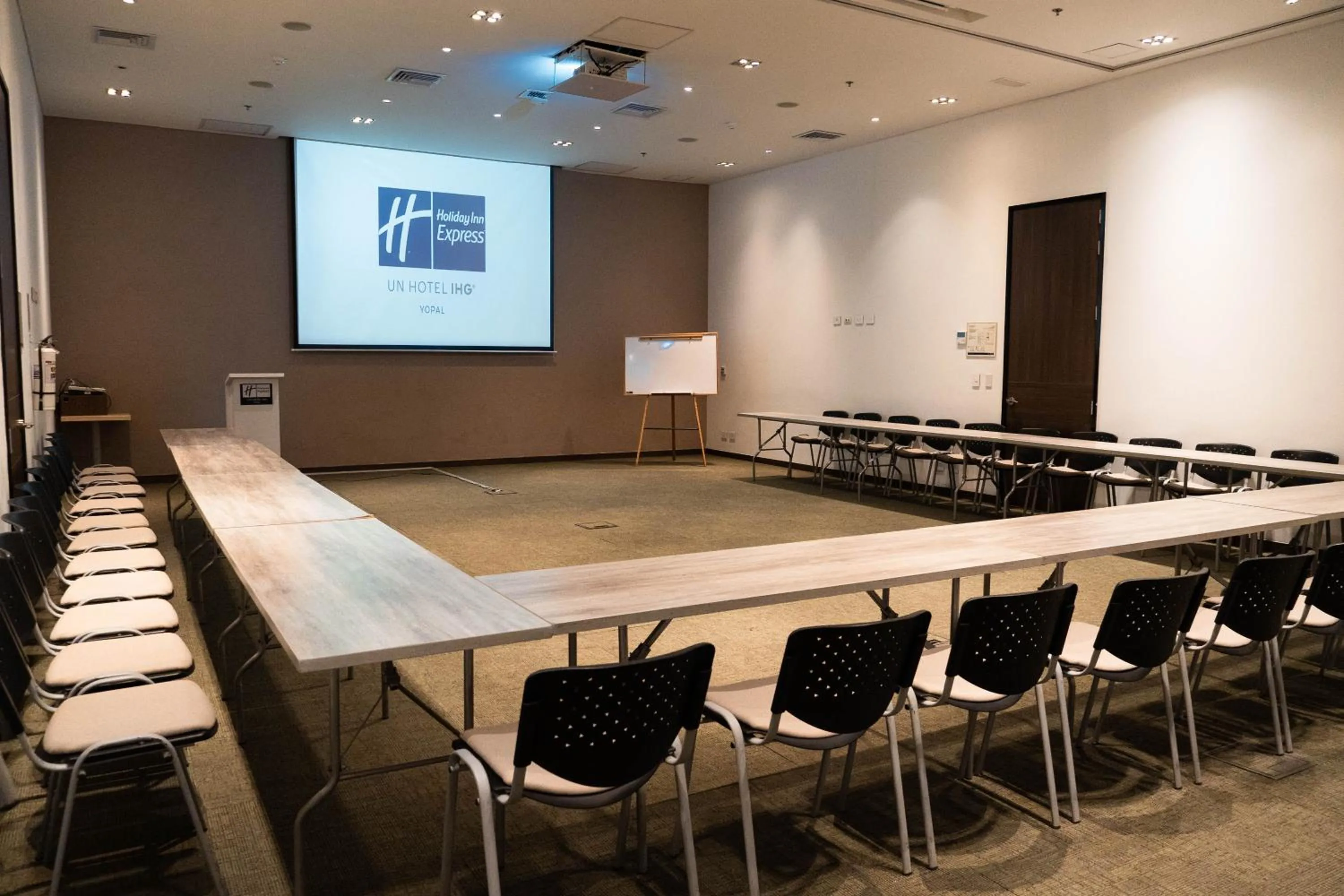 Meeting/conference room in Holiday Inn Express Yopal by IHG