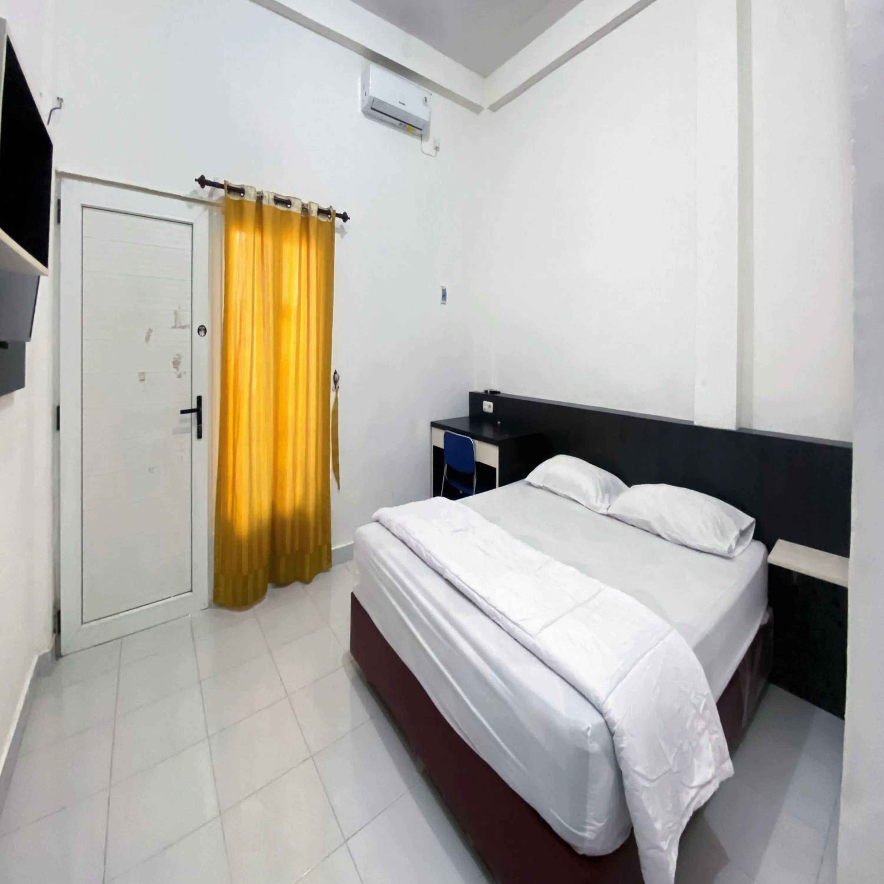 Bedroom, Bed in Wisma Al-Araf Syariah Mitra RedDoorz Palembang