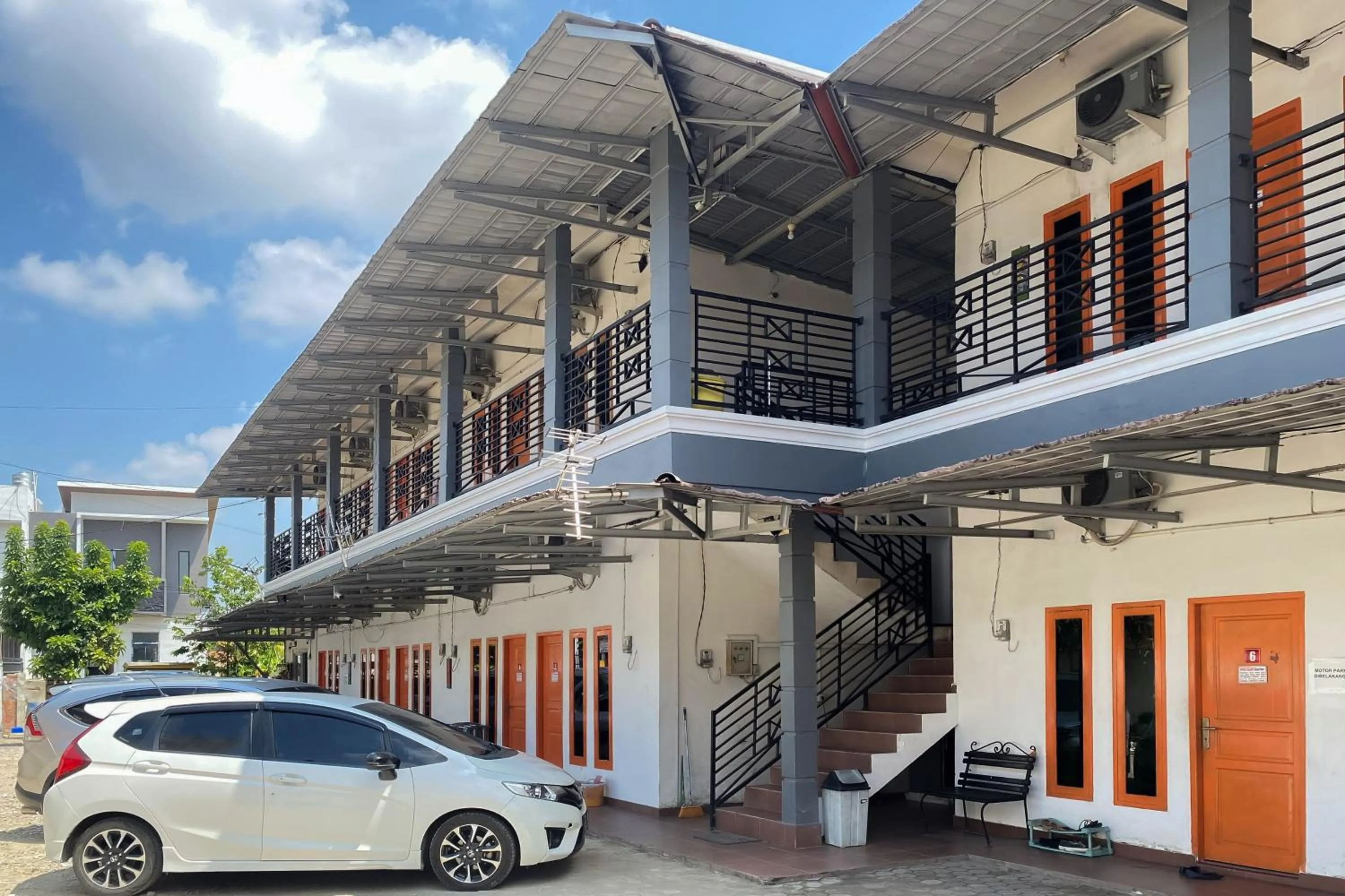 Facade/entrance in Wisma Al-Araf Syariah Mitra RedDoorz Palembang