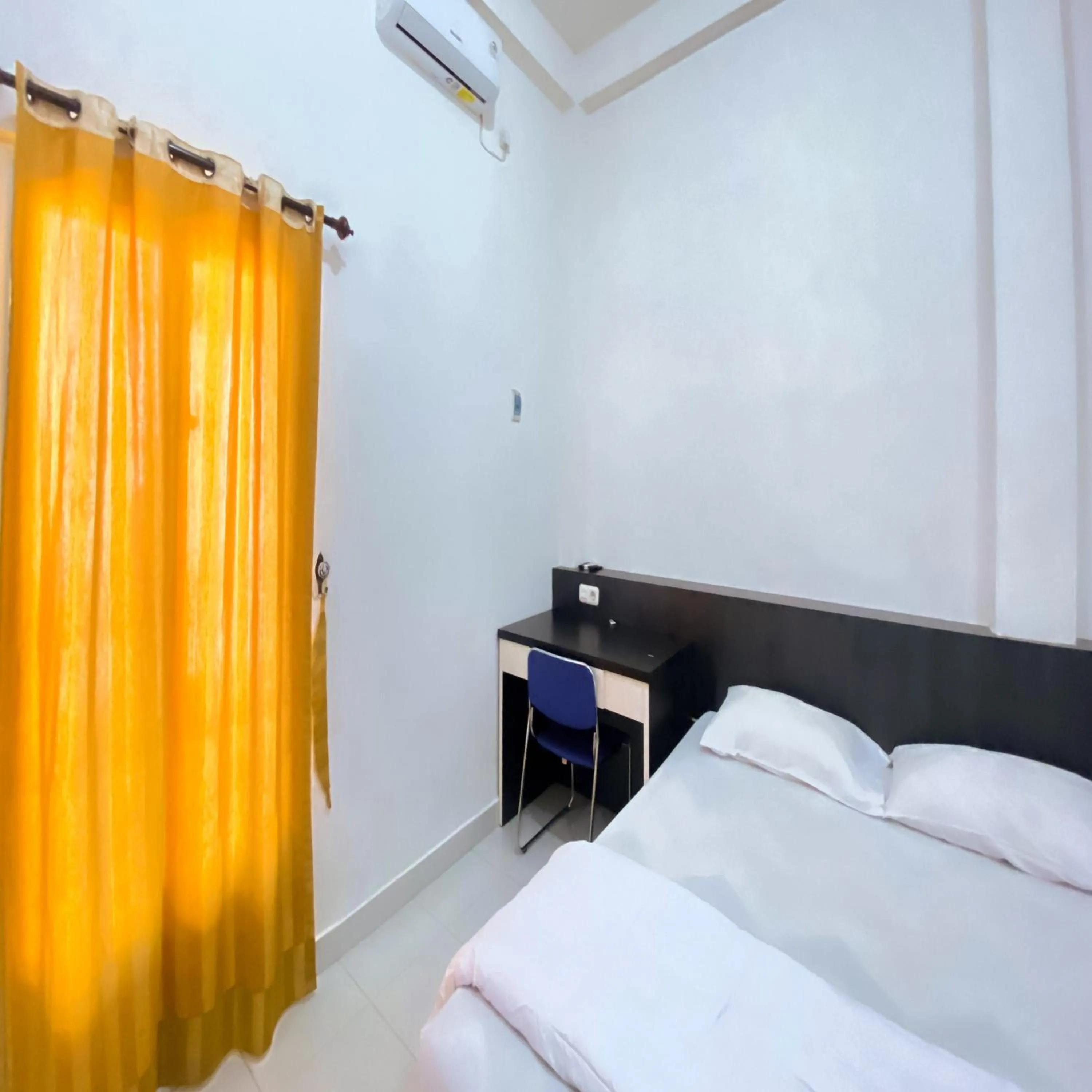 Bedroom, Bed in Wisma Al-Araf Syariah Mitra RedDoorz Palembang