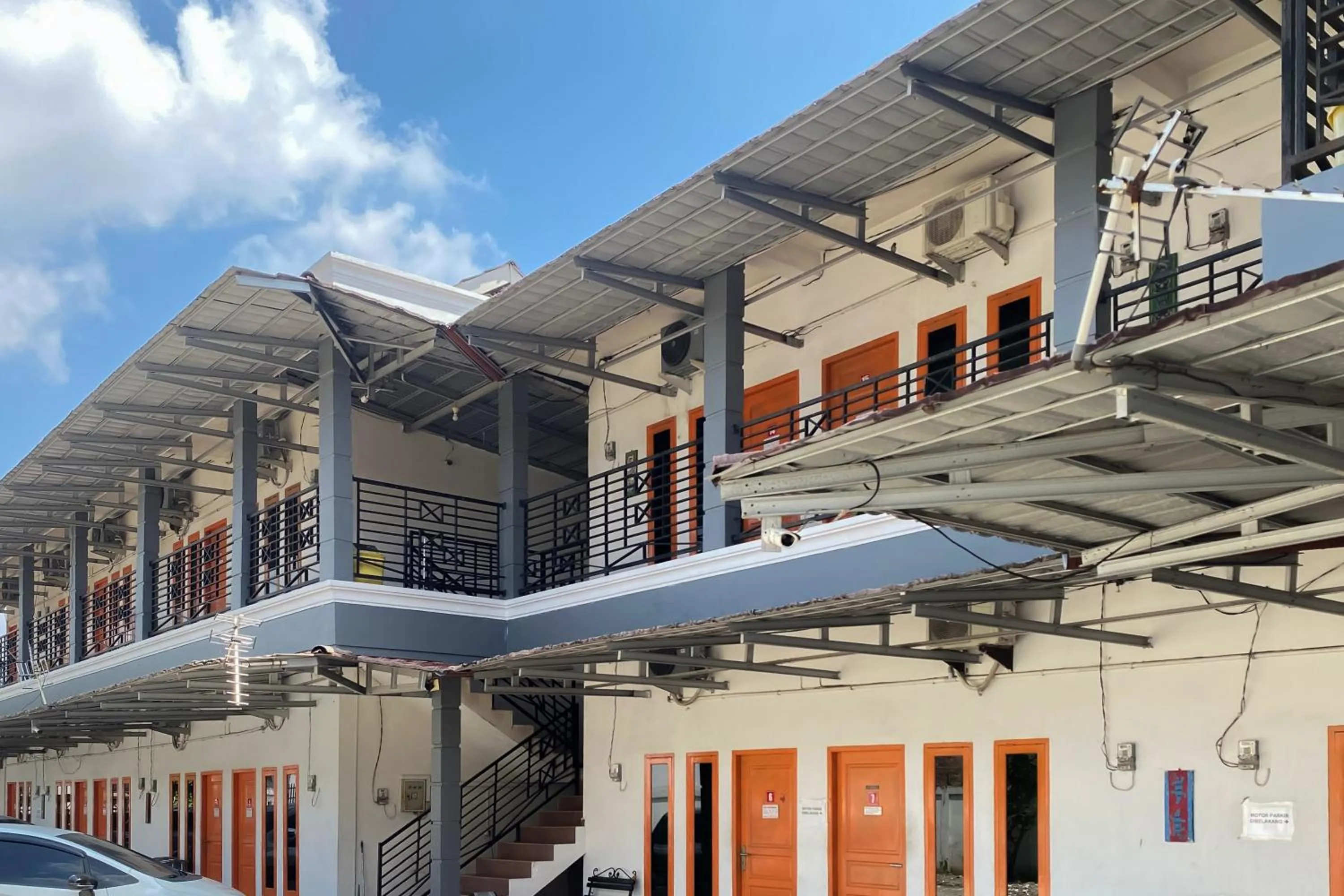 Facade/entrance in Wisma Al-Araf Syariah Mitra RedDoorz Palembang