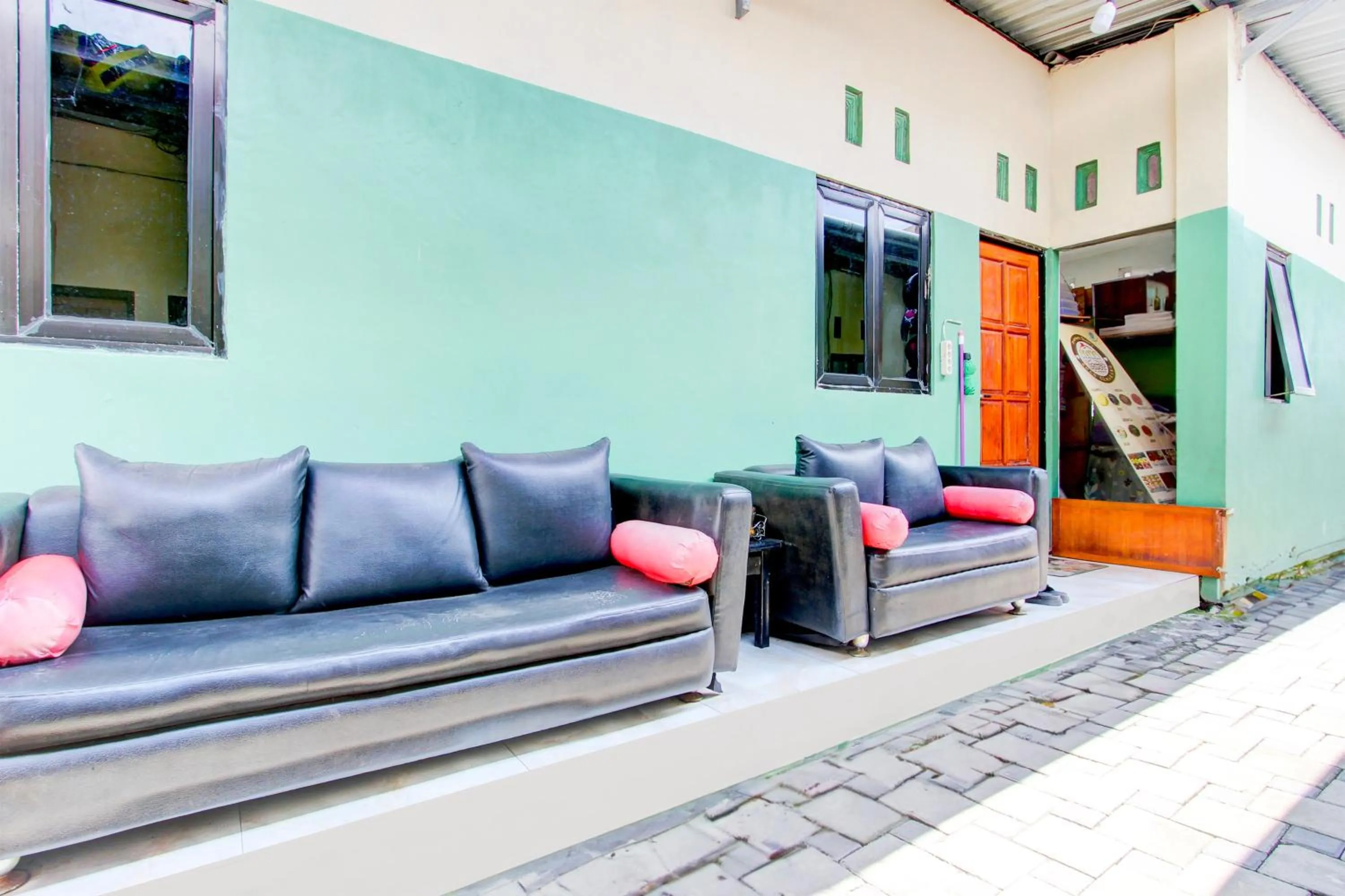 Lobby or reception in Capital O 93829 Alika Homestay Syariah