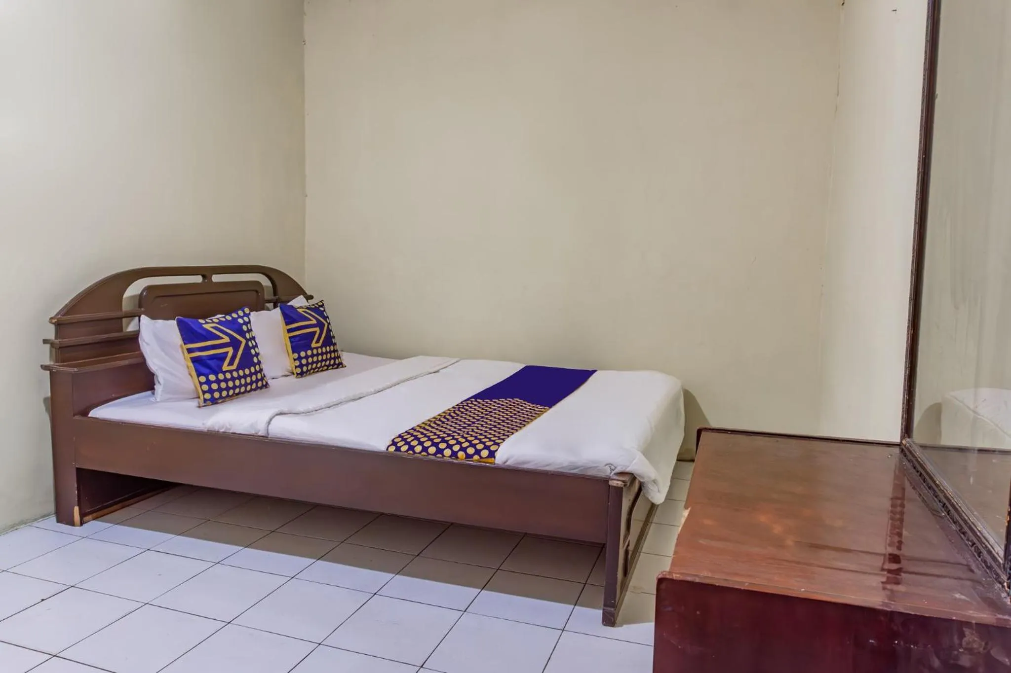 Bedroom, Bed in Hotel O Guest House Amanda Syariah