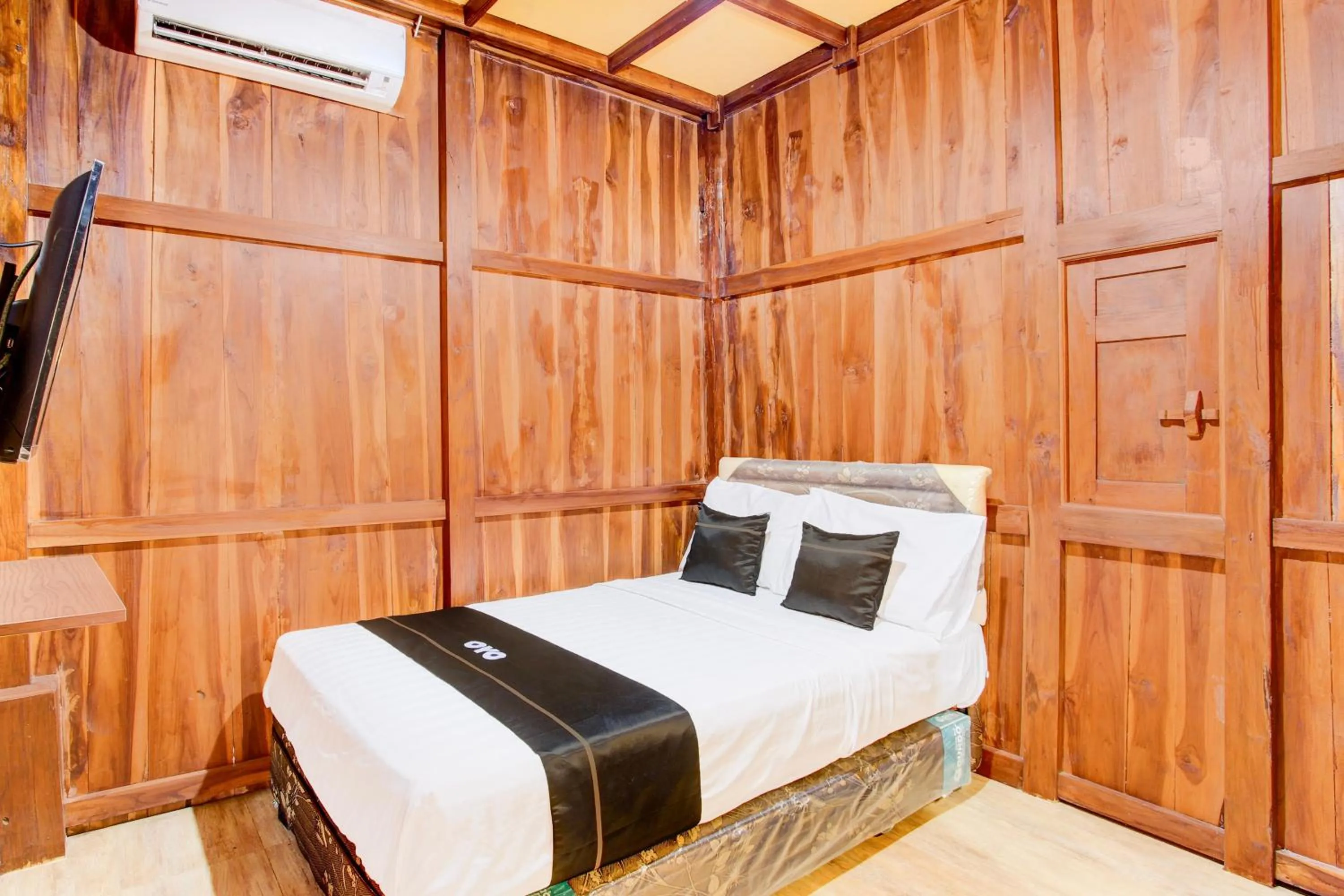 Bedroom, Bed in Capital O 93842 Jowo Segoro ResortNearPantai Sepanjang