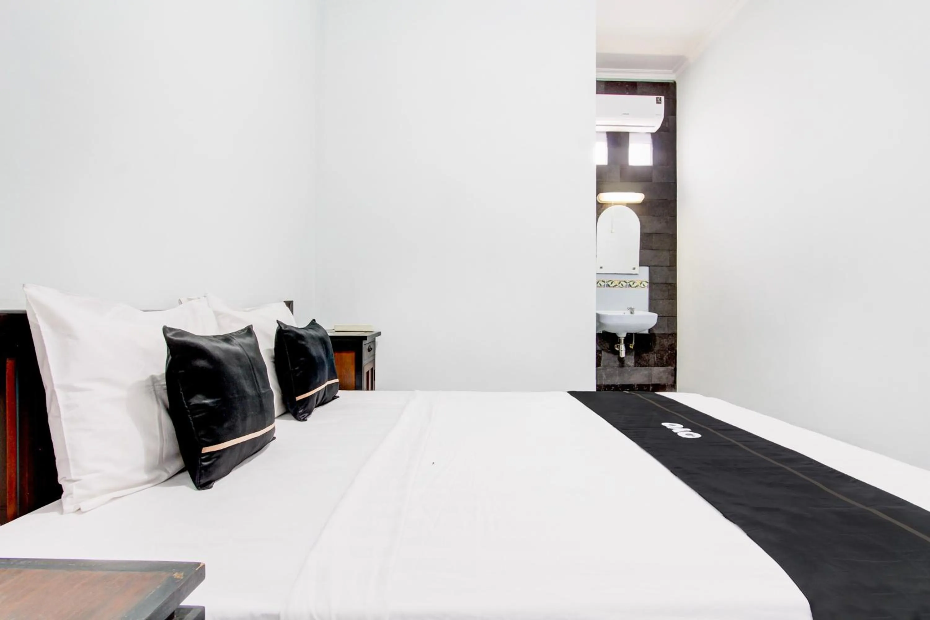 Bedroom, Bed in Capital O 93842 Jowo Segoro ResortNearPantai Sepanjang