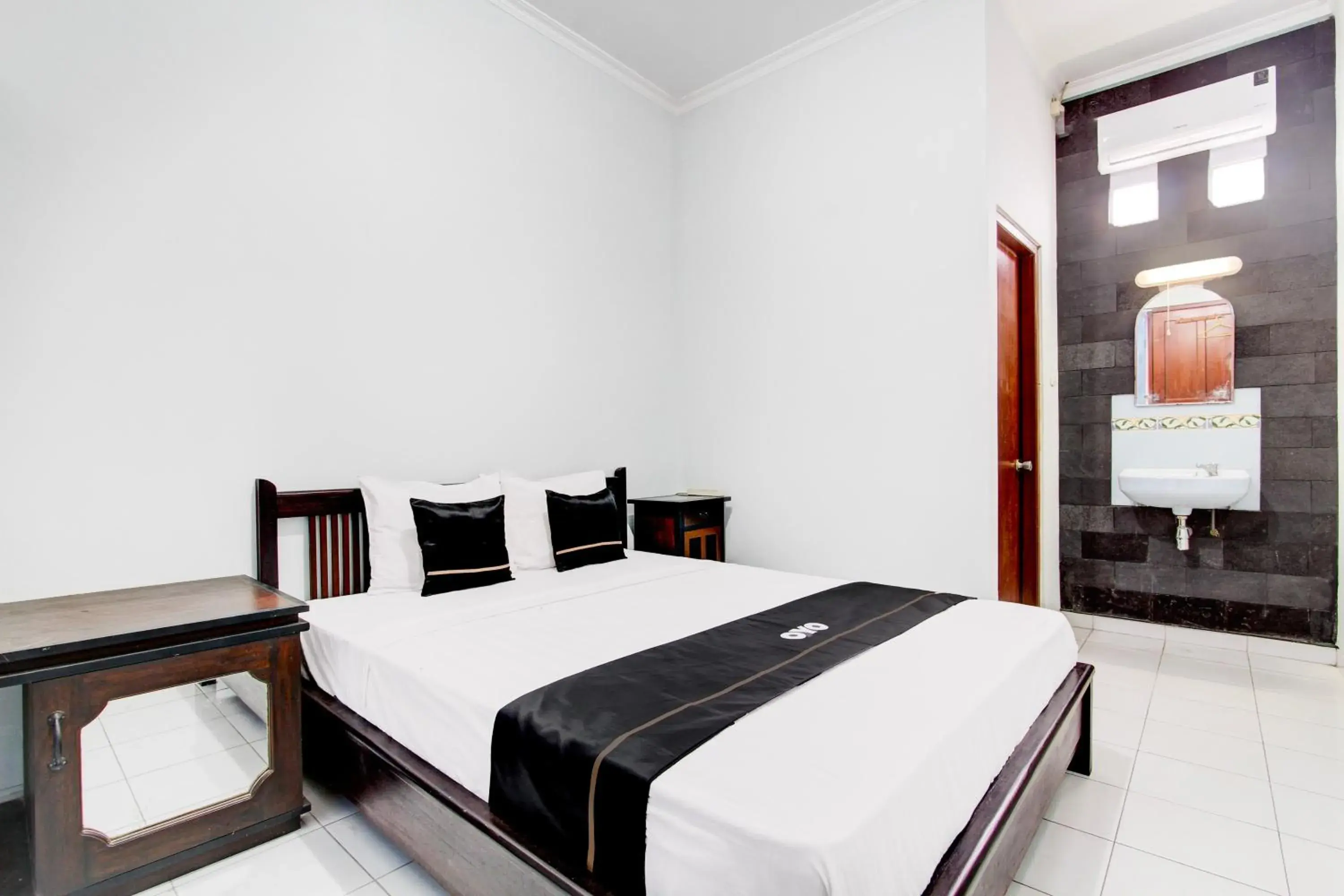 Standard Double Room in Capital O 93842 Jowo Segoro ResortNearPantai Sepanjang Standard Double Room in Capital O 93842 Jowo Segoro ResortNearPantai Sepanjang