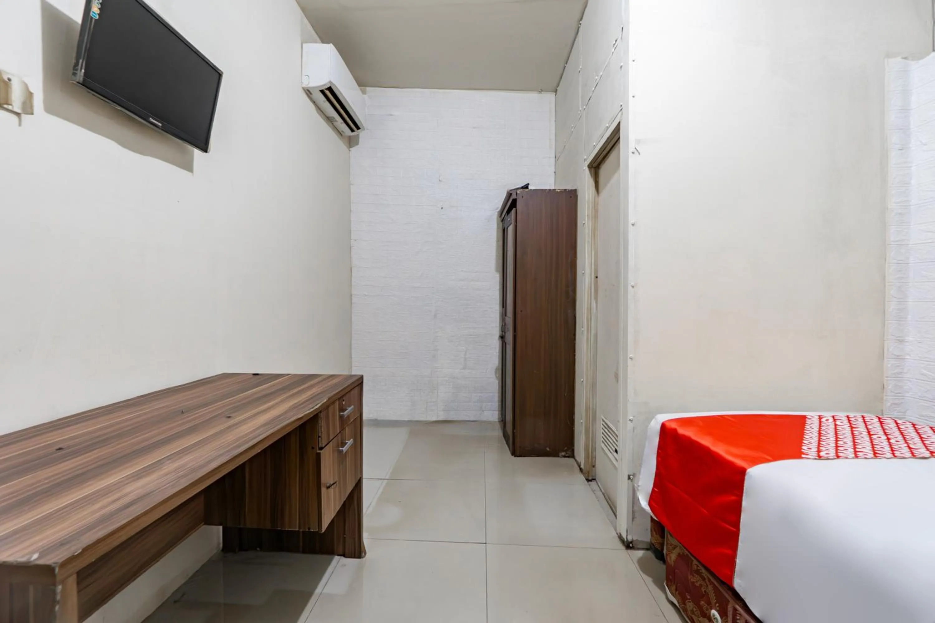 Bedroom in OYO 93863 Dv Homestay Syariah Genteng