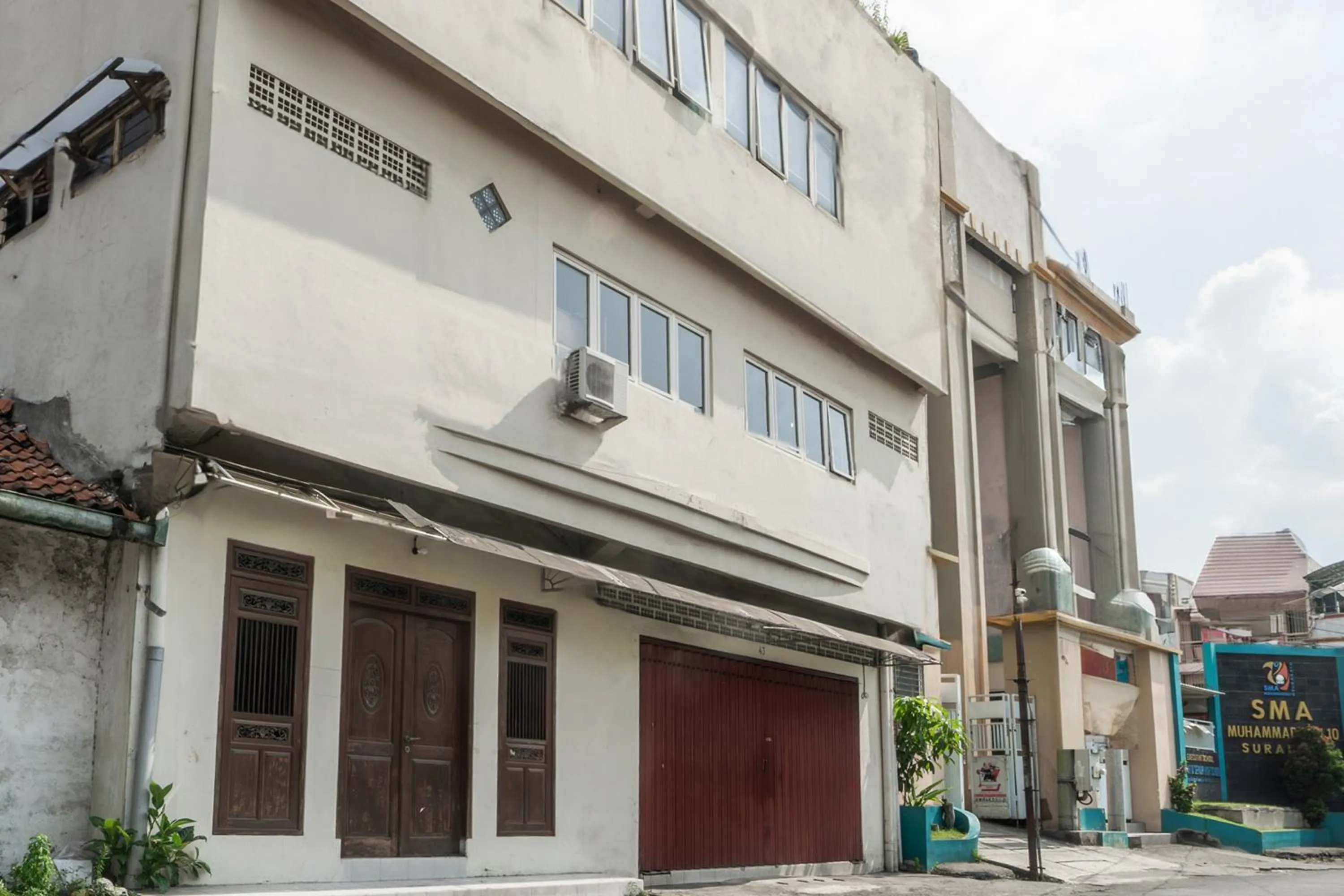 Facade/entrance in OYO 93863 Dv Homestay Syariah Genteng