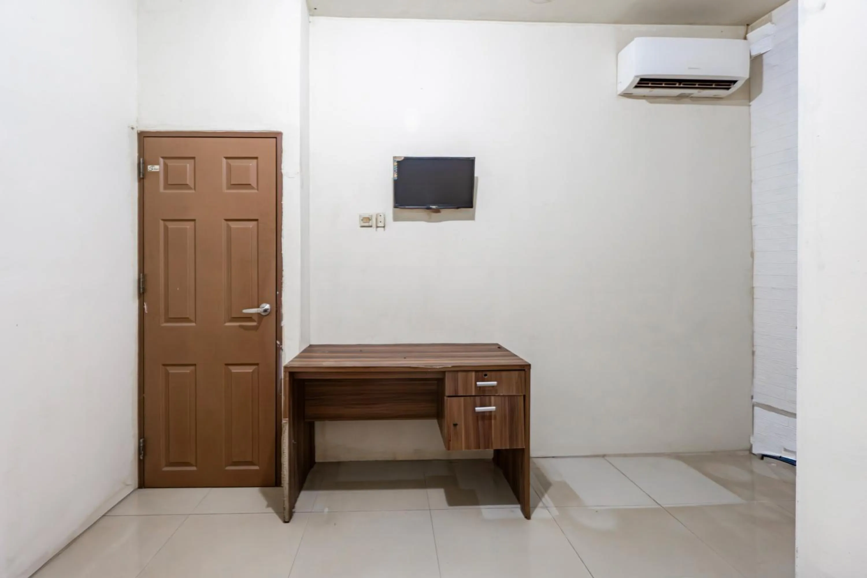 Bedroom in OYO 93863 Dv Homestay Syariah Genteng