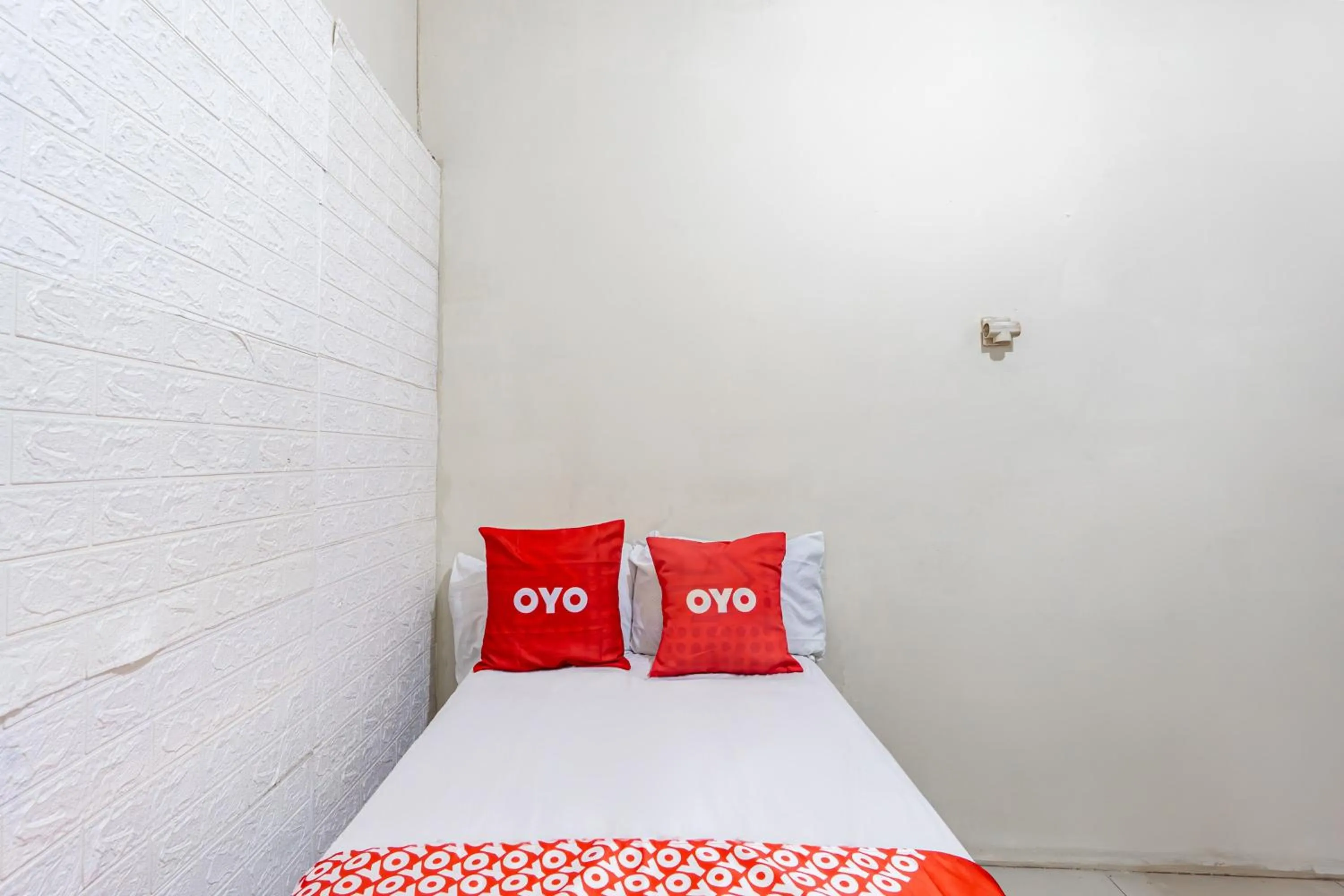 Bedroom in OYO 93863 Dv Homestay Syariah Genteng