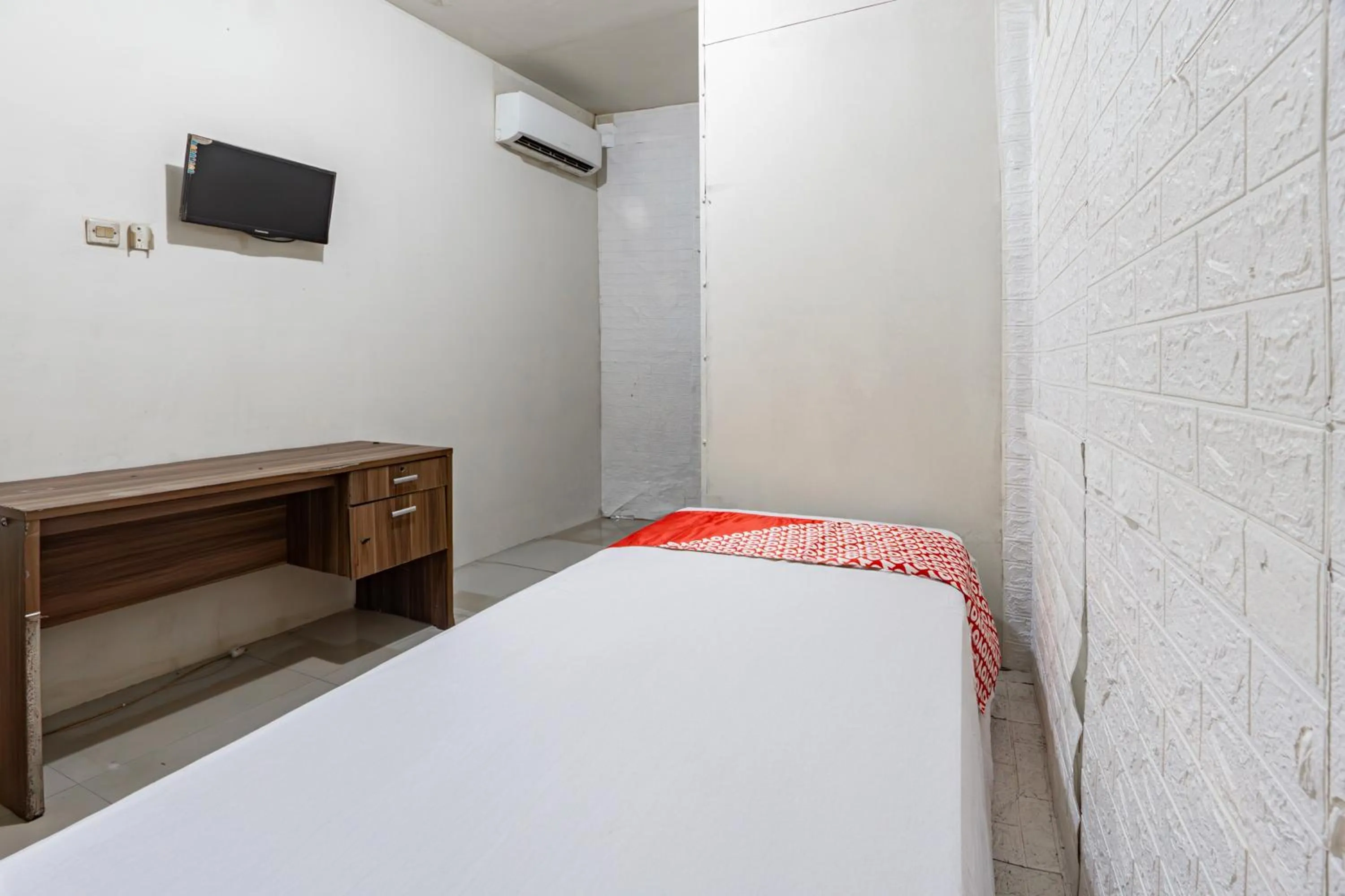 Bedroom in OYO 93863 Dv Homestay Syariah Genteng