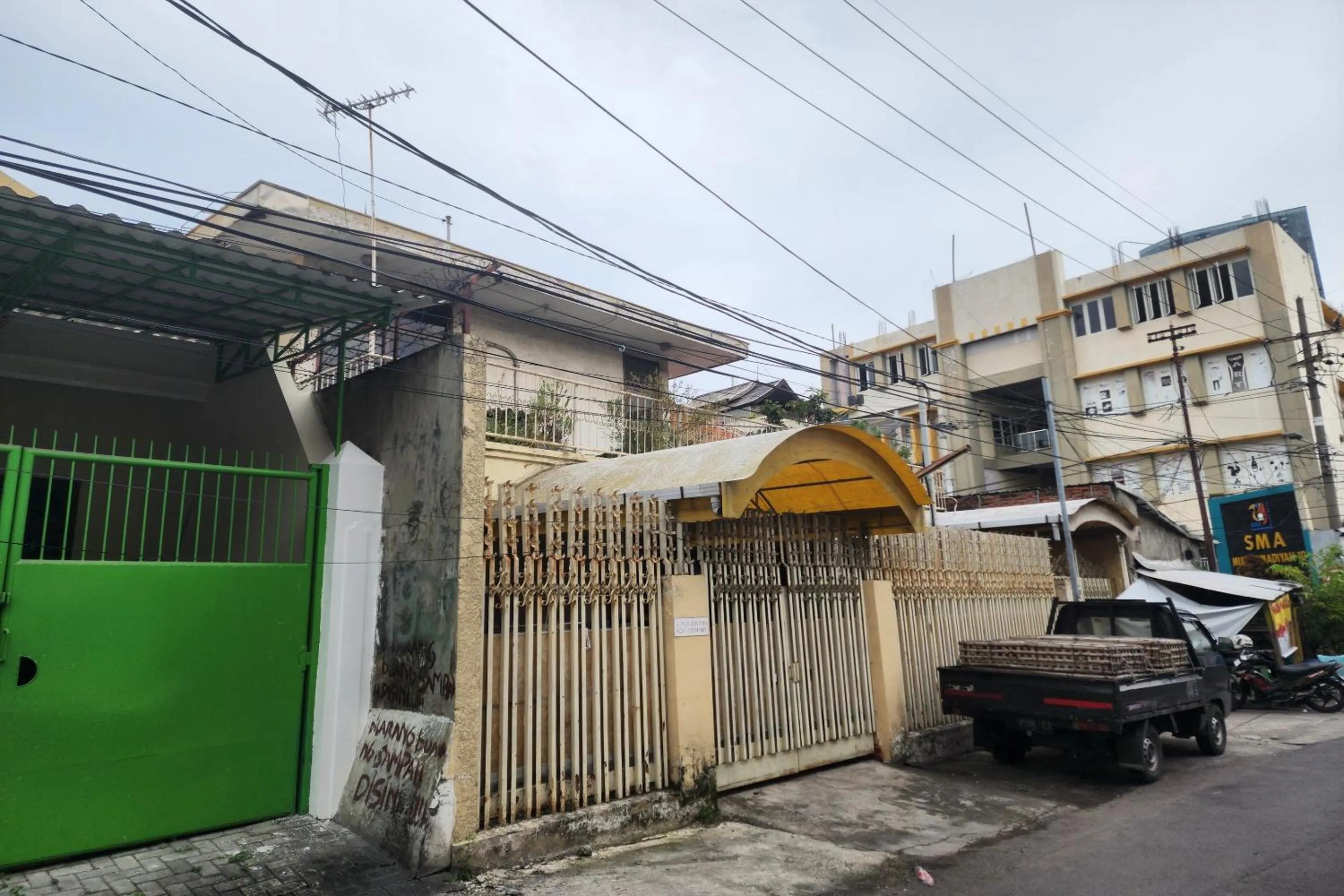 Facade/entrance in OYO 93863 Dv Homestay Syariah Genteng