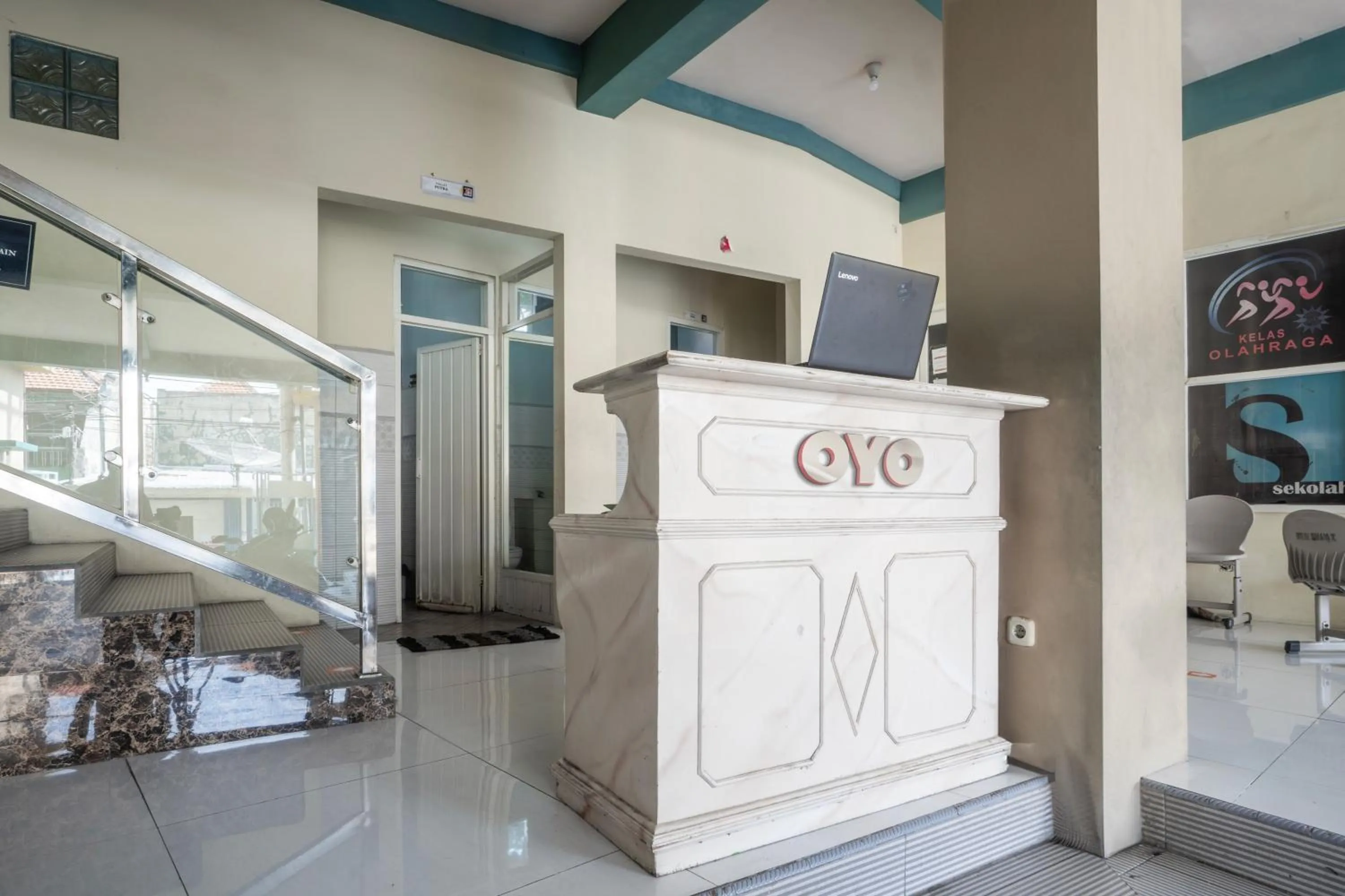 Lobby or reception in OYO 93863 Dv Homestay Syariah Genteng