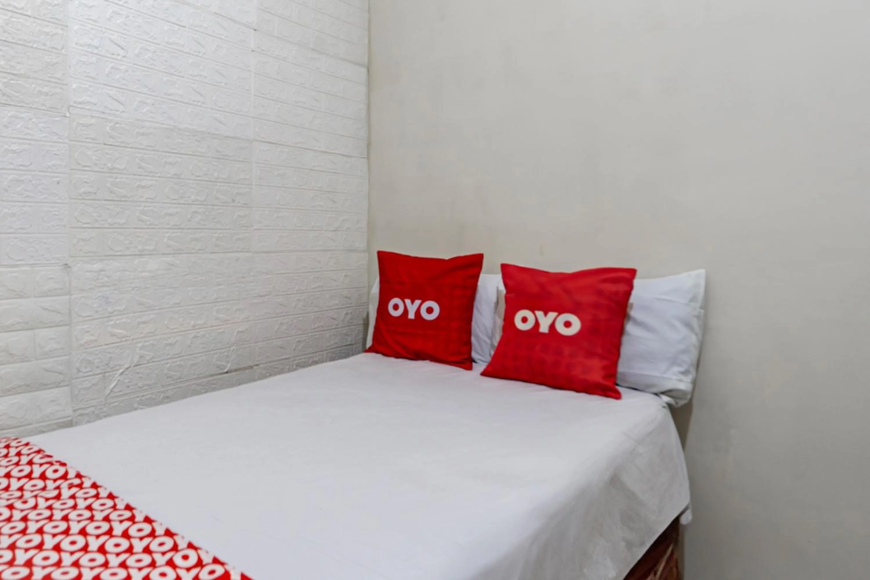Bedroom in OYO 93863 Dv Homestay Syariah Genteng
