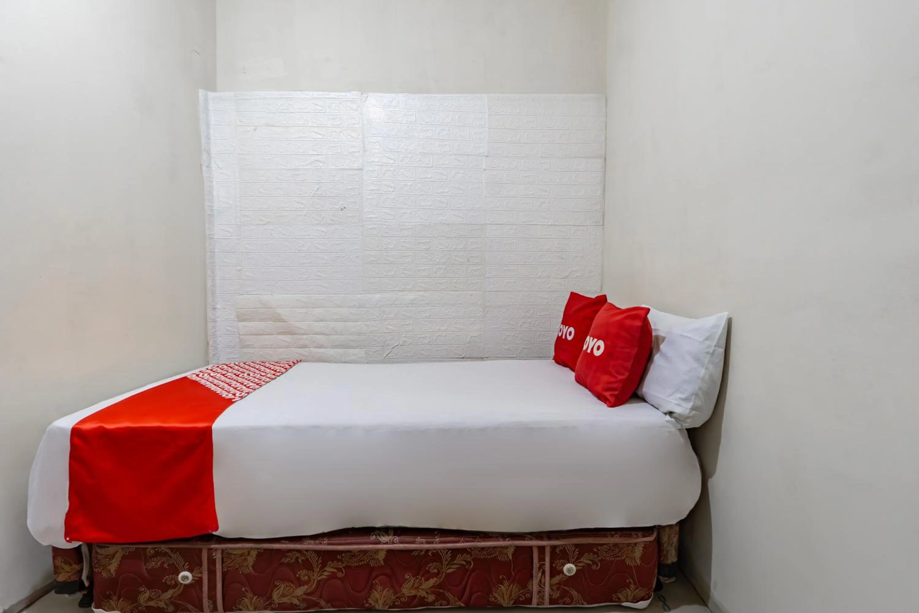 Bedroom in OYO 93863 Dv Homestay Syariah Genteng