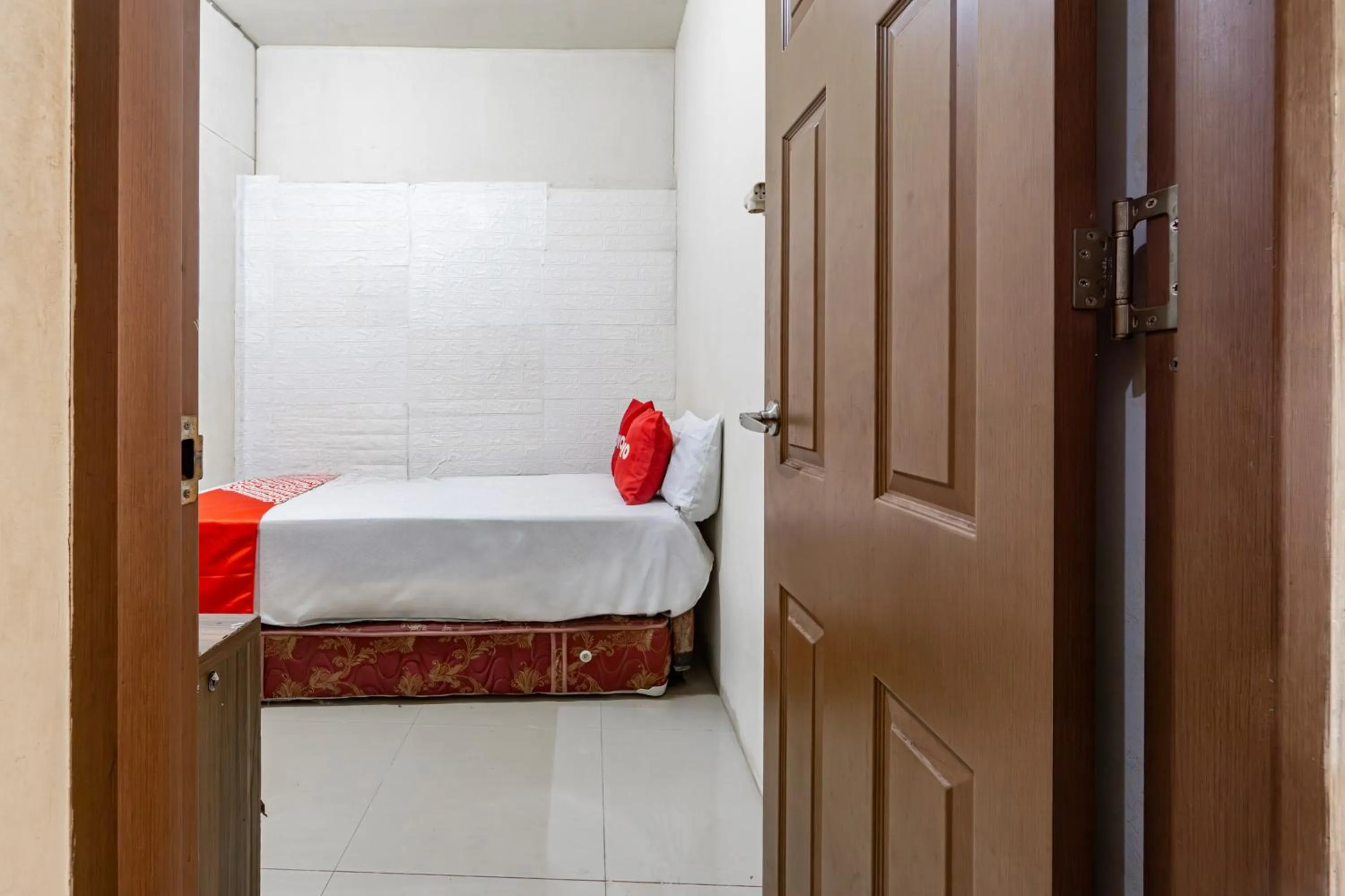 Bedroom in OYO 93863 Dv Homestay Syariah Genteng