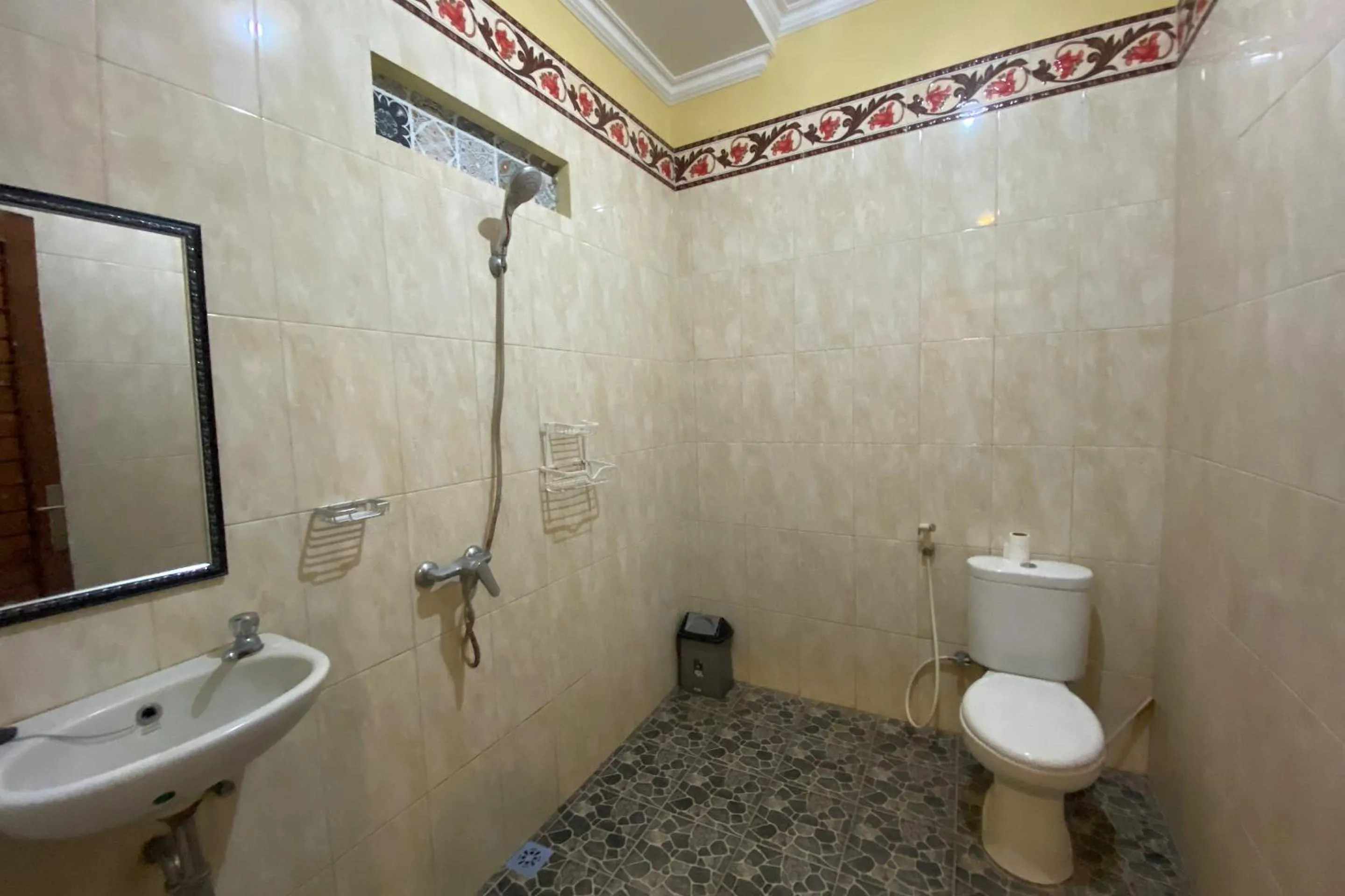 Bathroom in Capital O 93844 Arta Adi Homestay NearBali Zoo