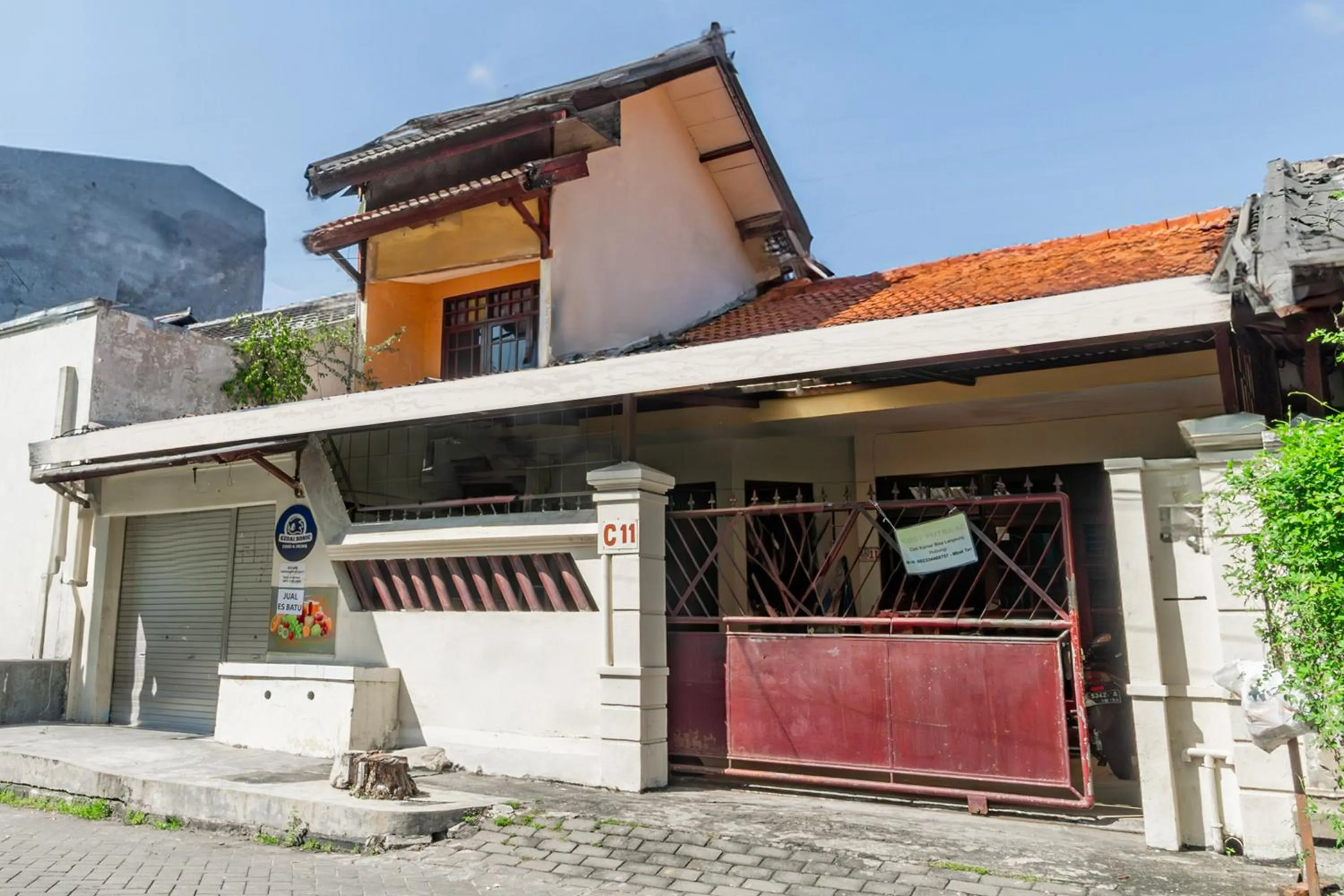Facade/entrance in Hotel O Regina Homestay Syariah