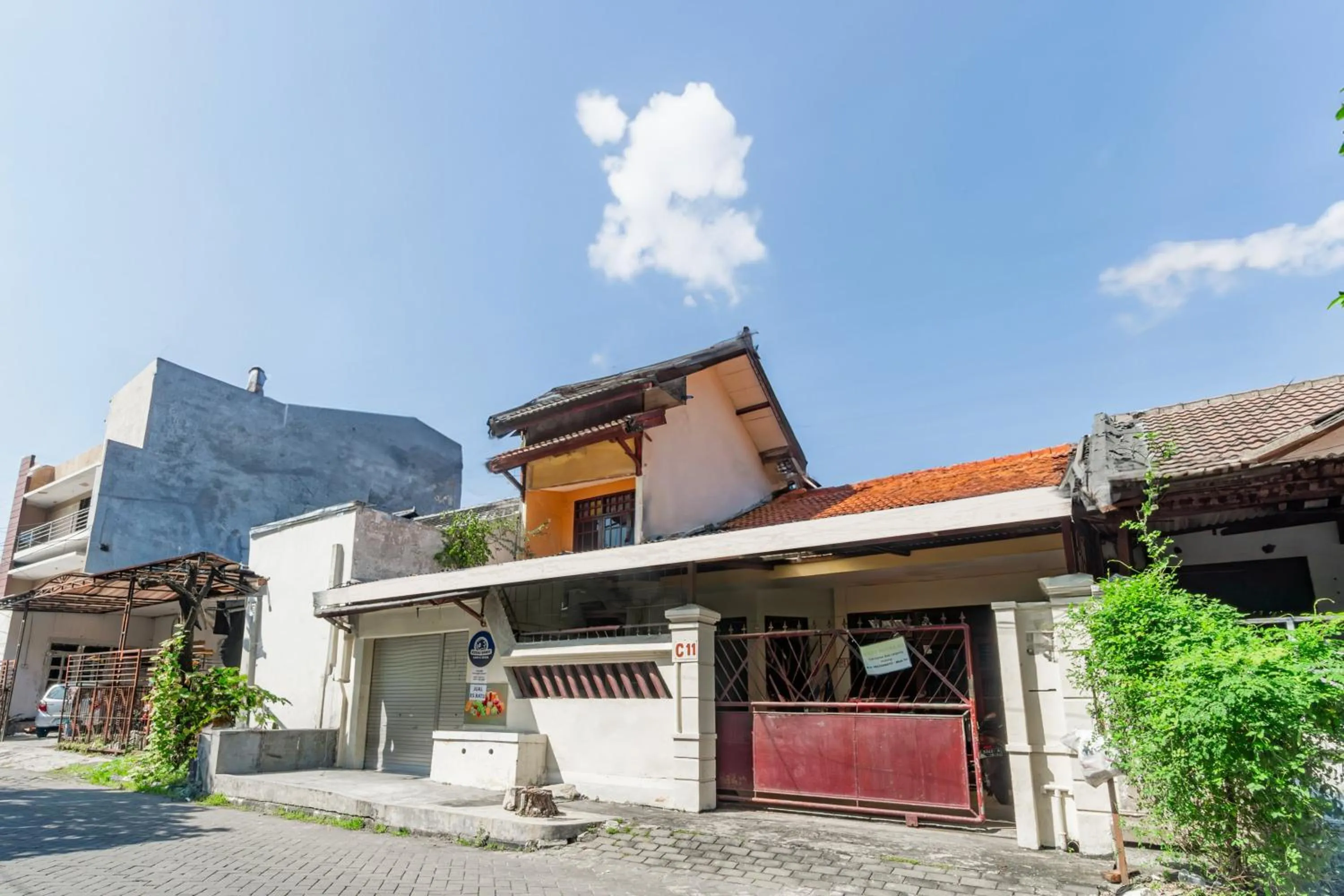 Facade/entrance in Hotel O Regina Homestay Syariah