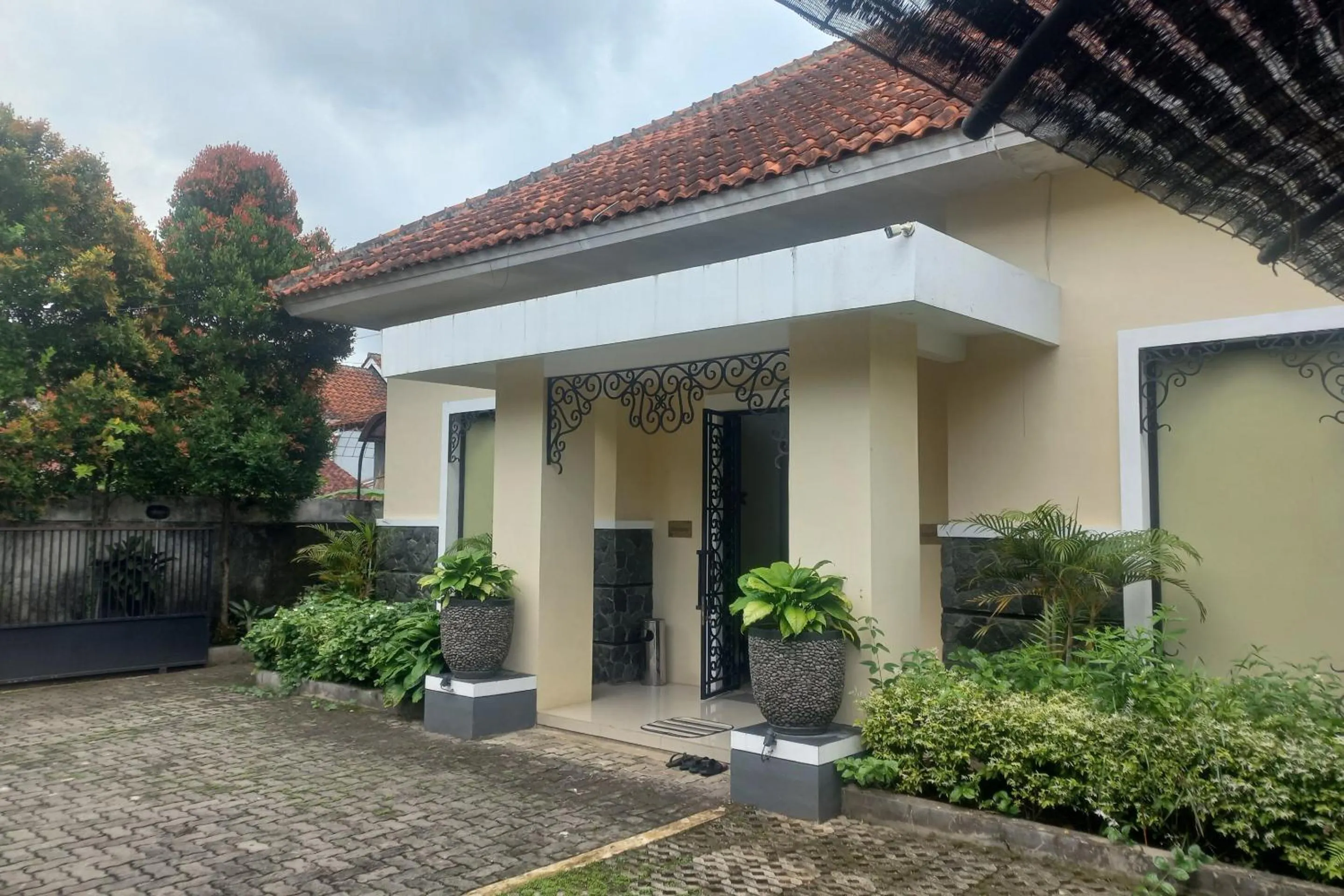 Facade/entrance in Capital O 93872 Natura Guest House Syariah Near alun alun kota purwokerto