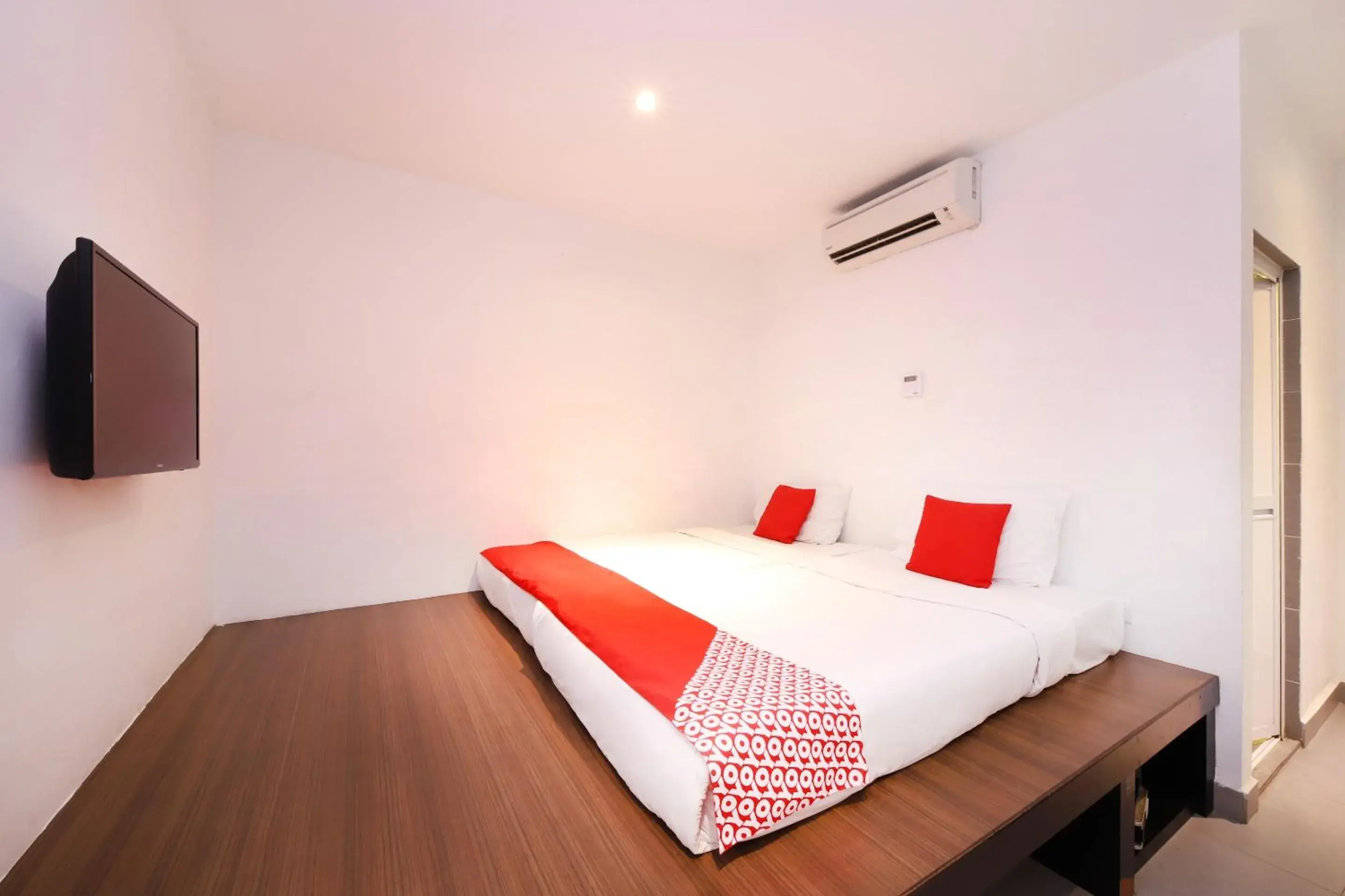 Bedroom, Bed in Super OYO 246 Link Inn Bedroom, Bed in Super OYO 246 Link Inn