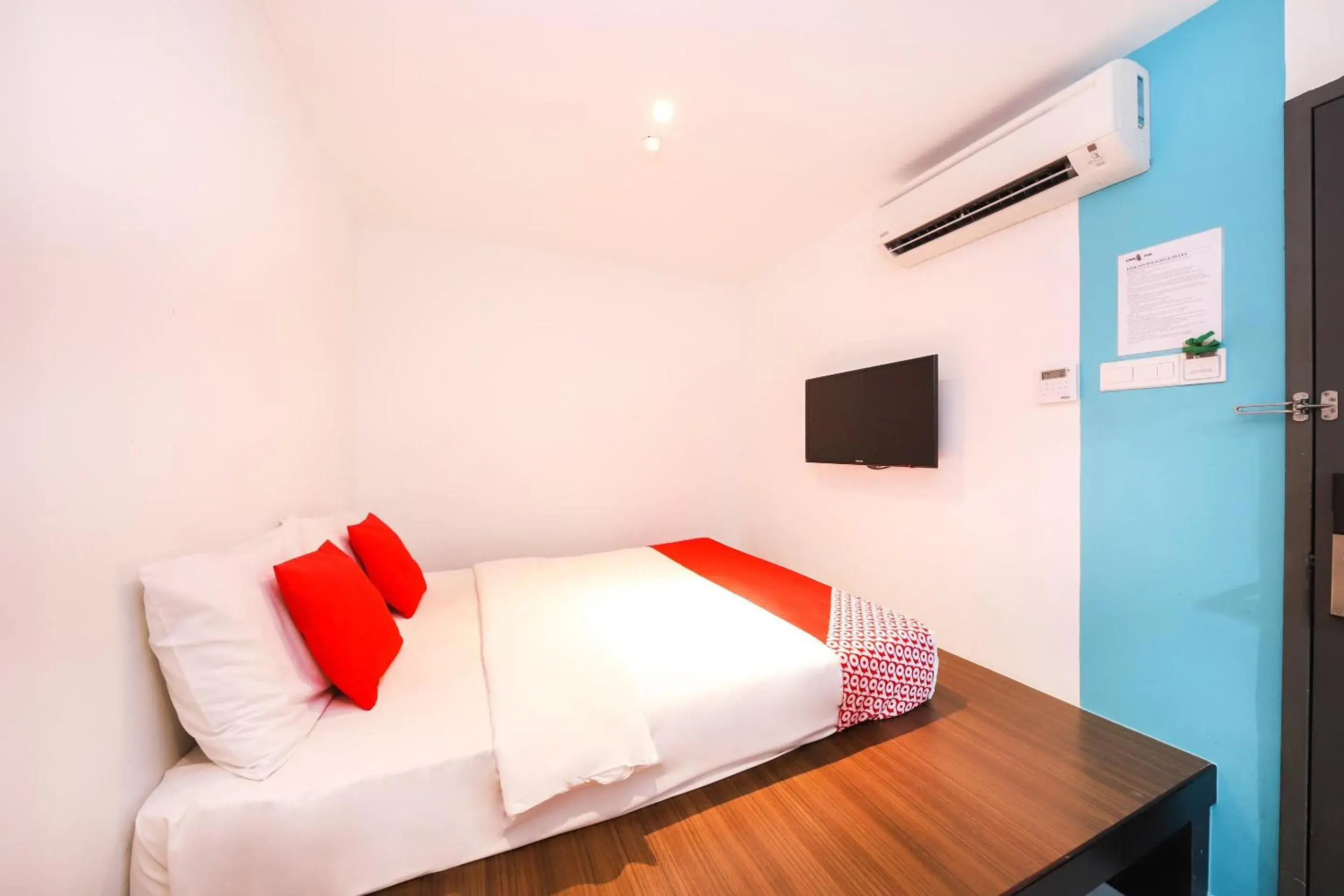 Bedroom, Bed in Super OYO 246 Link Inn Bedroom, Bed in Super OYO 246 Link Inn