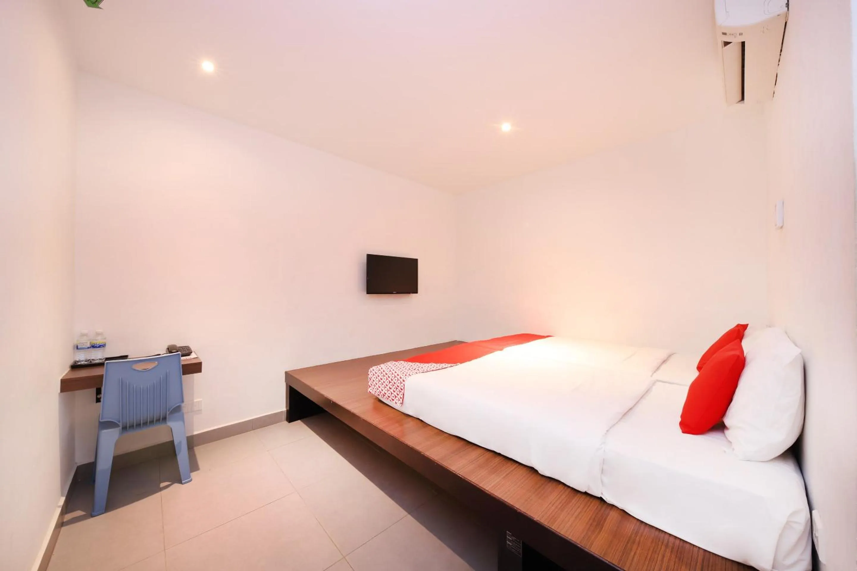 Bedroom, Bed in Super OYO 246 Link Inn