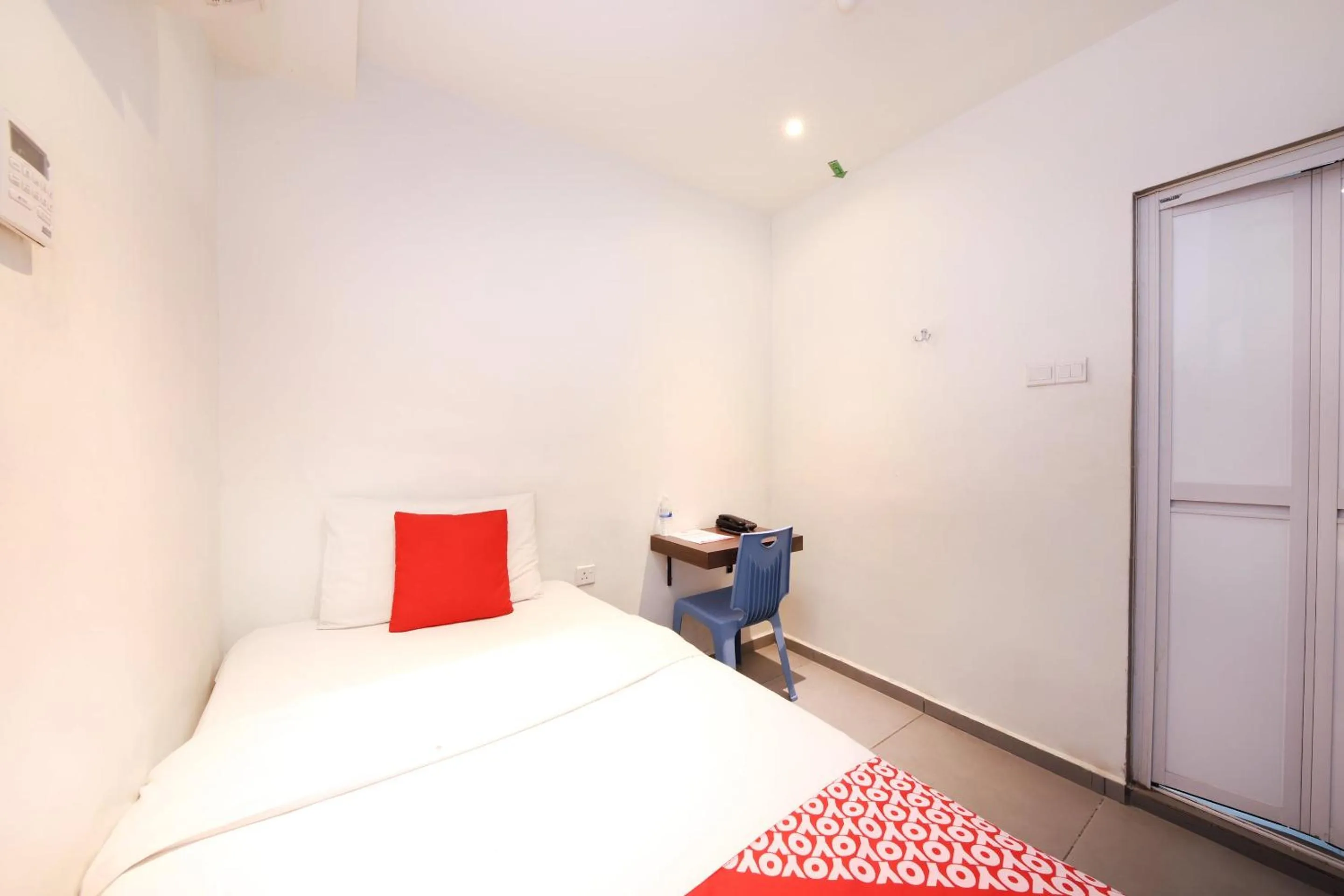 Bedroom, Bed in Super OYO 246 Link Inn