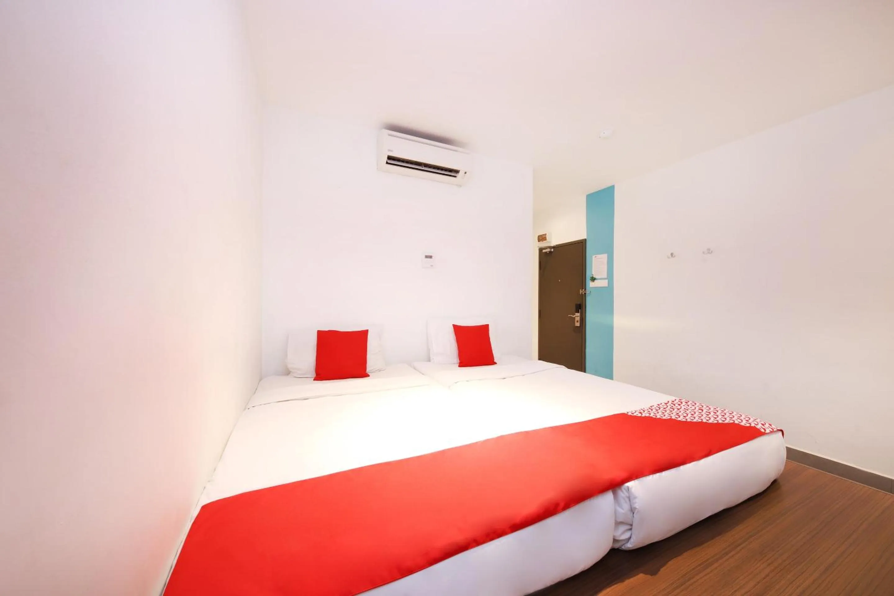 Bedroom, Bed in Super OYO 246 Link Inn