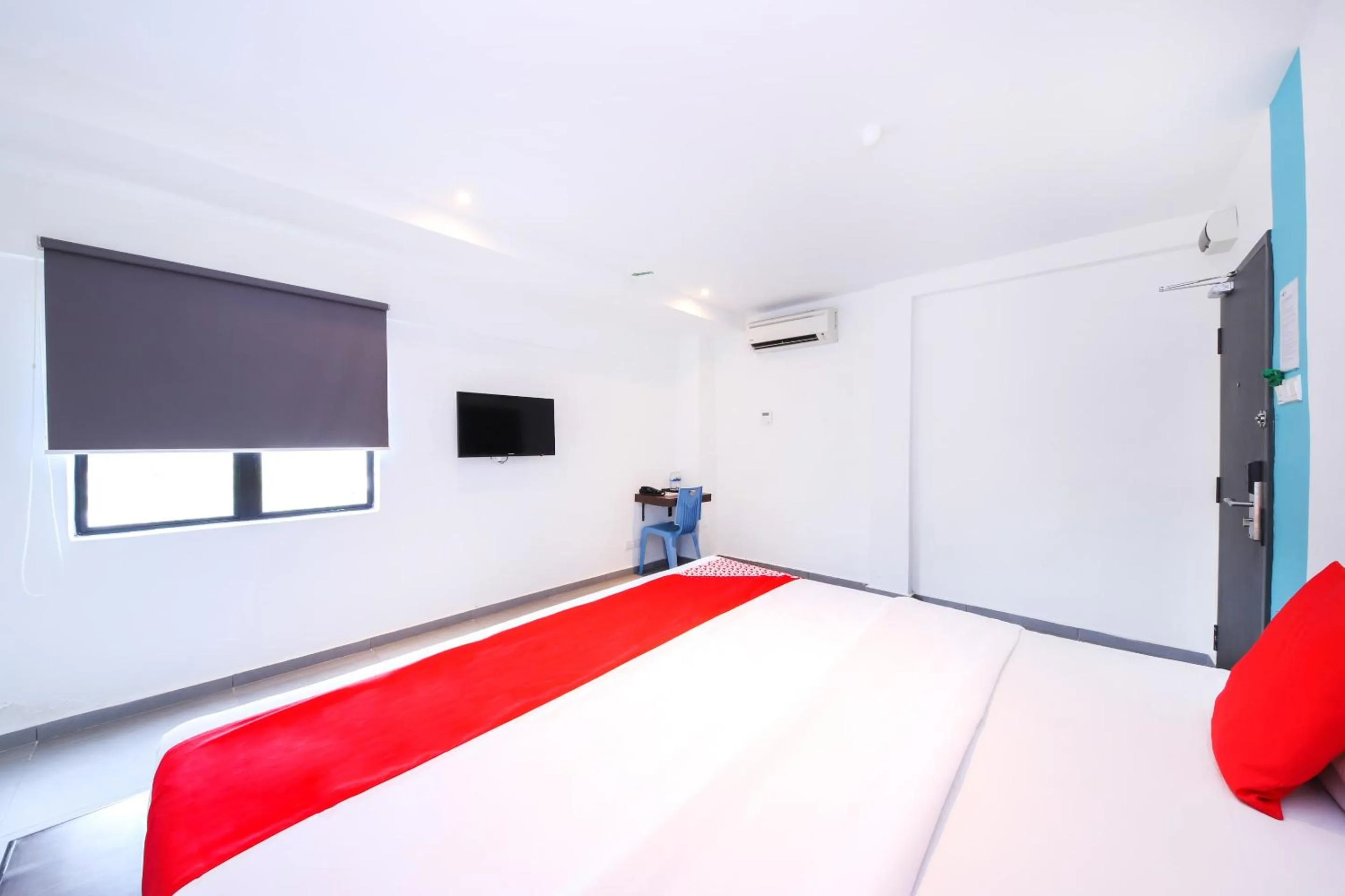 Bedroom, Bed in Super OYO 246 Link Inn