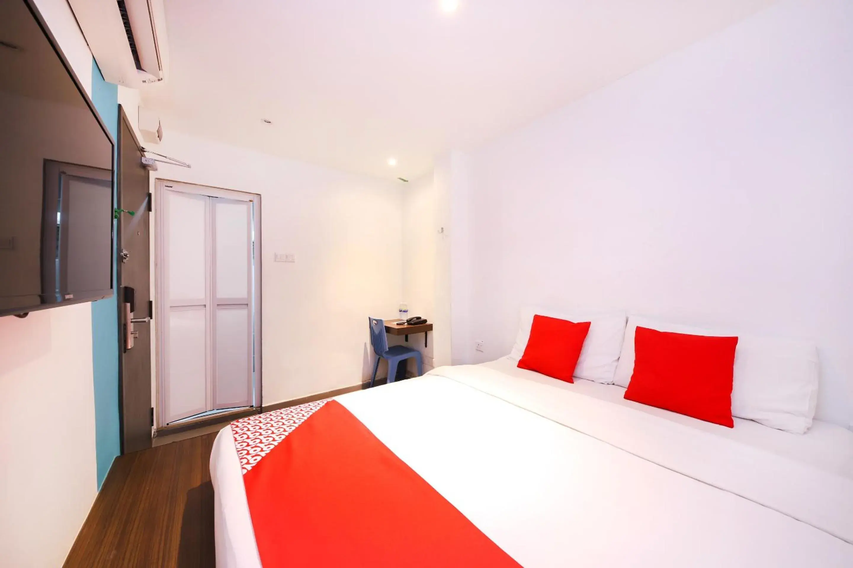 Bedroom, Bed in Super OYO 246 Link Inn Bedroom, Bed in Super OYO 246 Link Inn