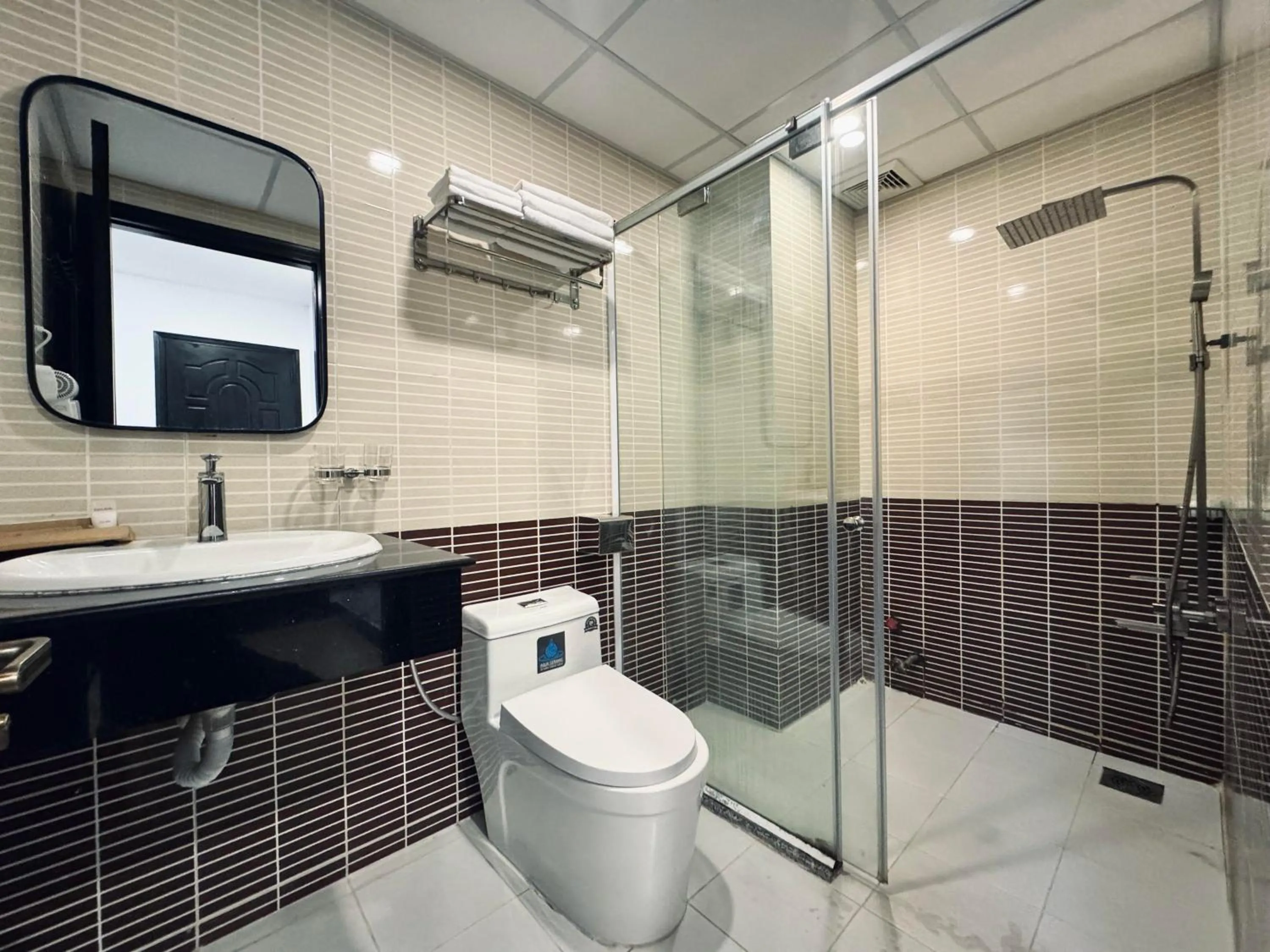 Toilet in LION 8 Hotel