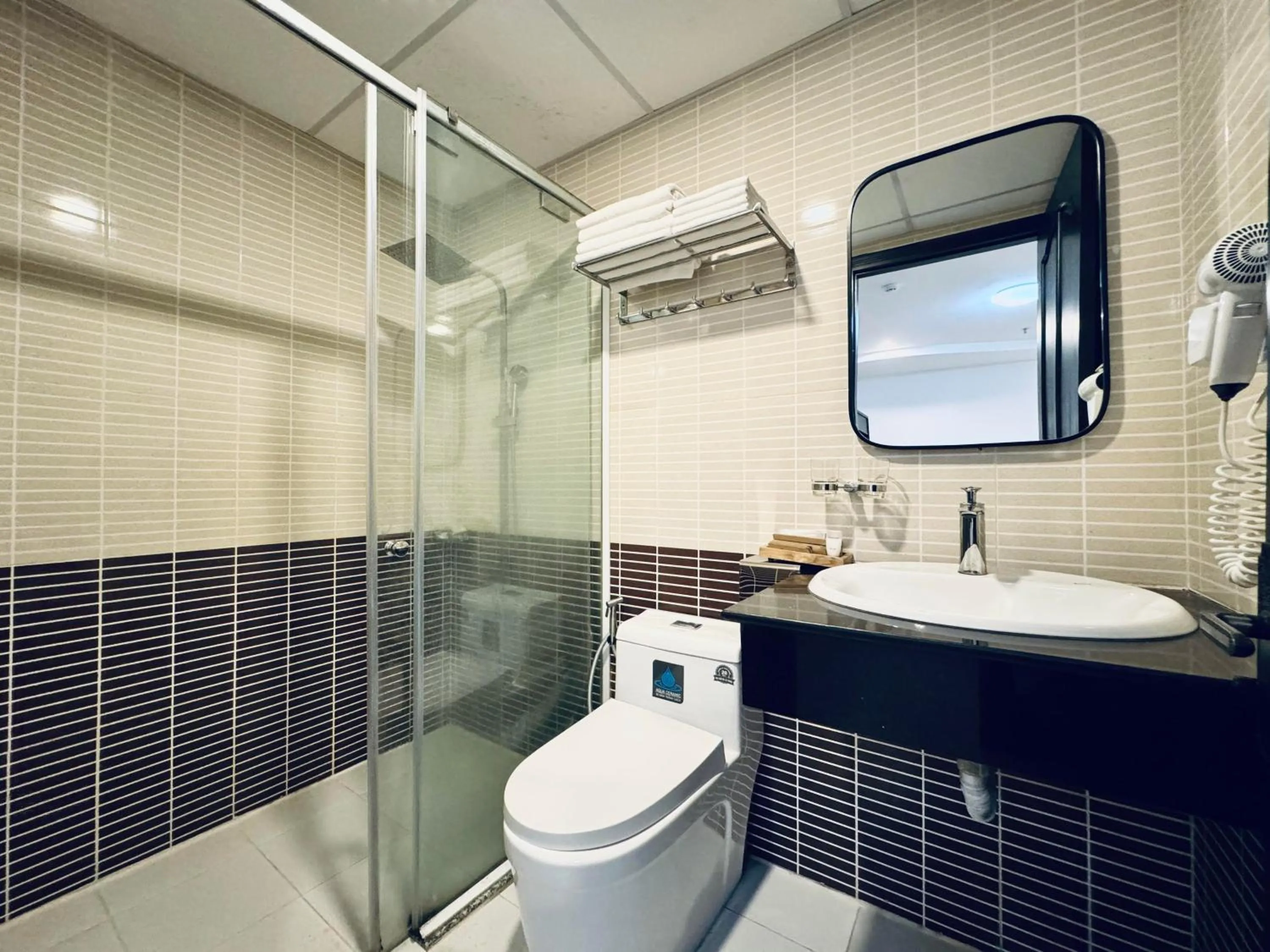 Toilet in LION 8 Hotel