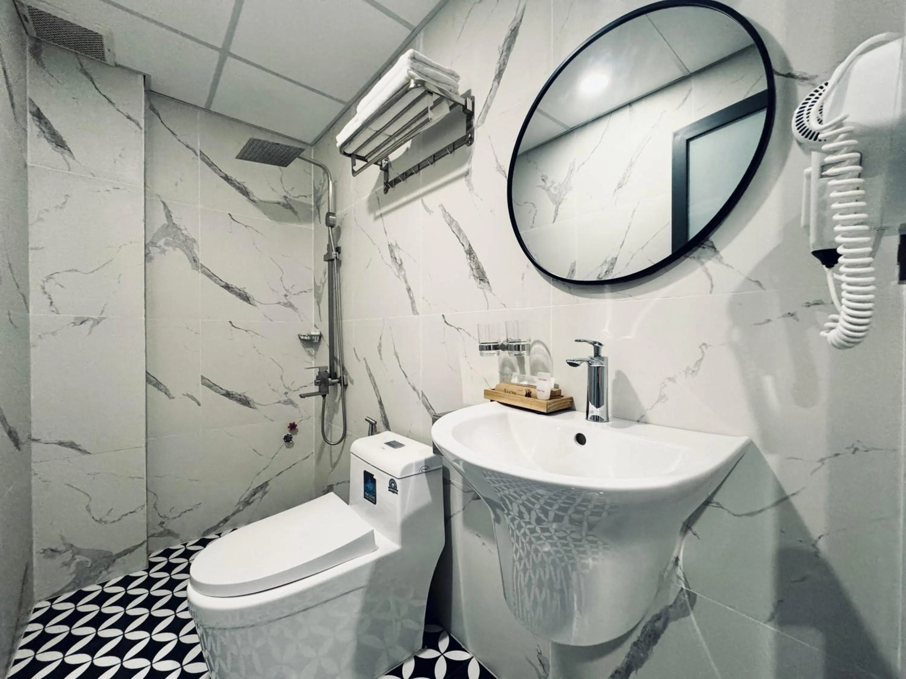 Toilet in LION 8 Hotel