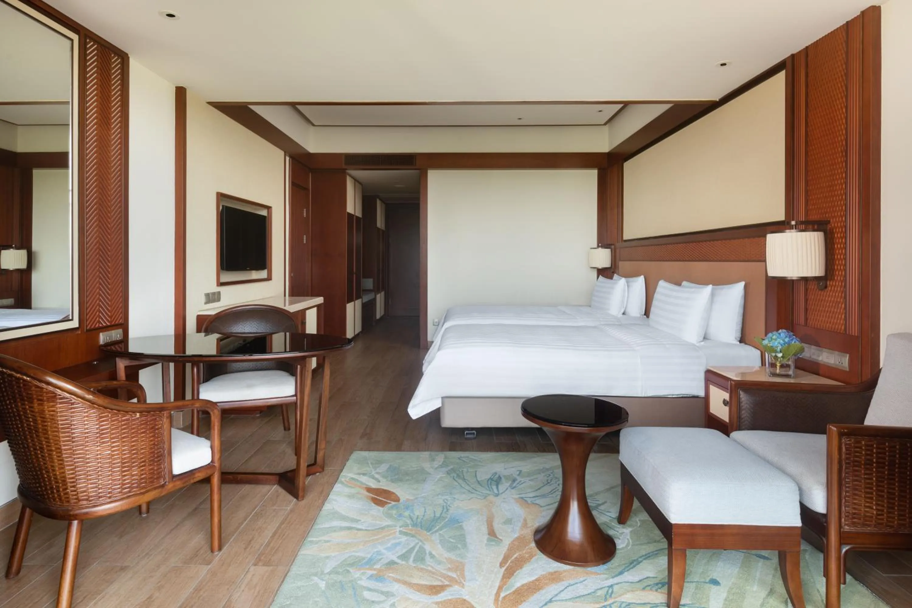 Photo of the whole room, Bed in Shangri-La Sanya
