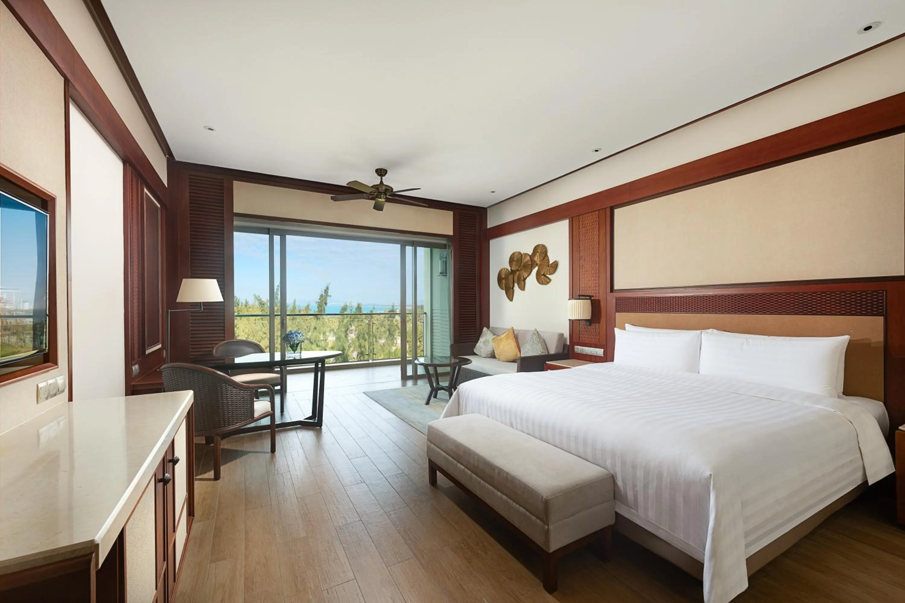 Photo of the whole room, Bed in Shangri-La Sanya