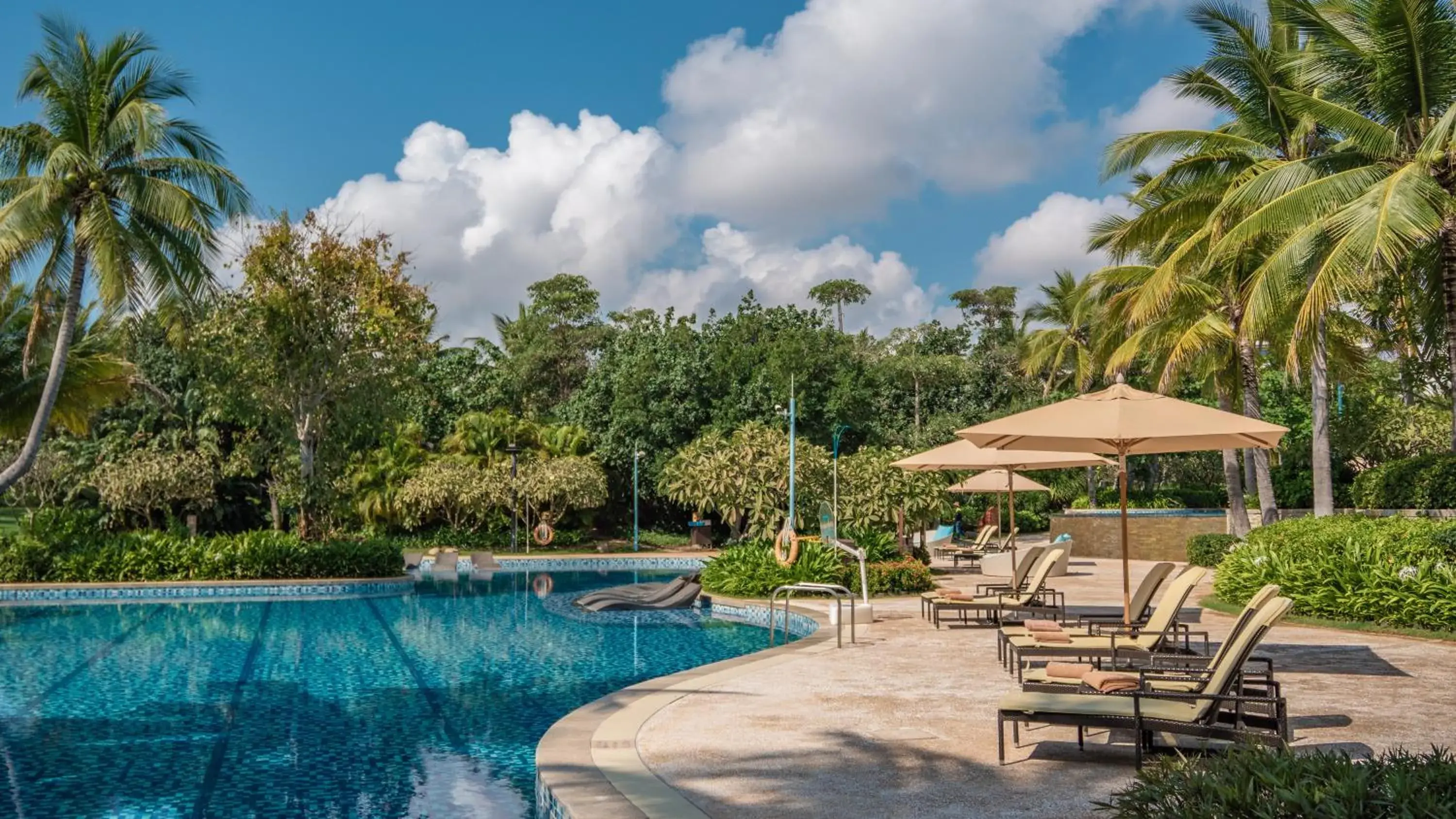 Swimming pool in Shangri-La Sanya Swimming pool in Shangri-La Sanya